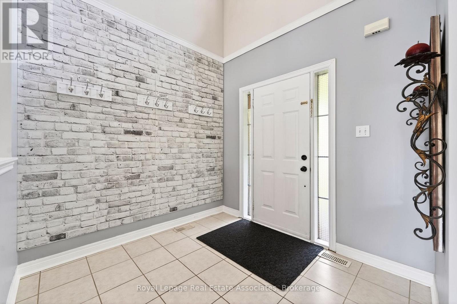 34 Bloom Crescent, Barrie, Ontario  L4N 0S8 - Photo 3 - S13427940