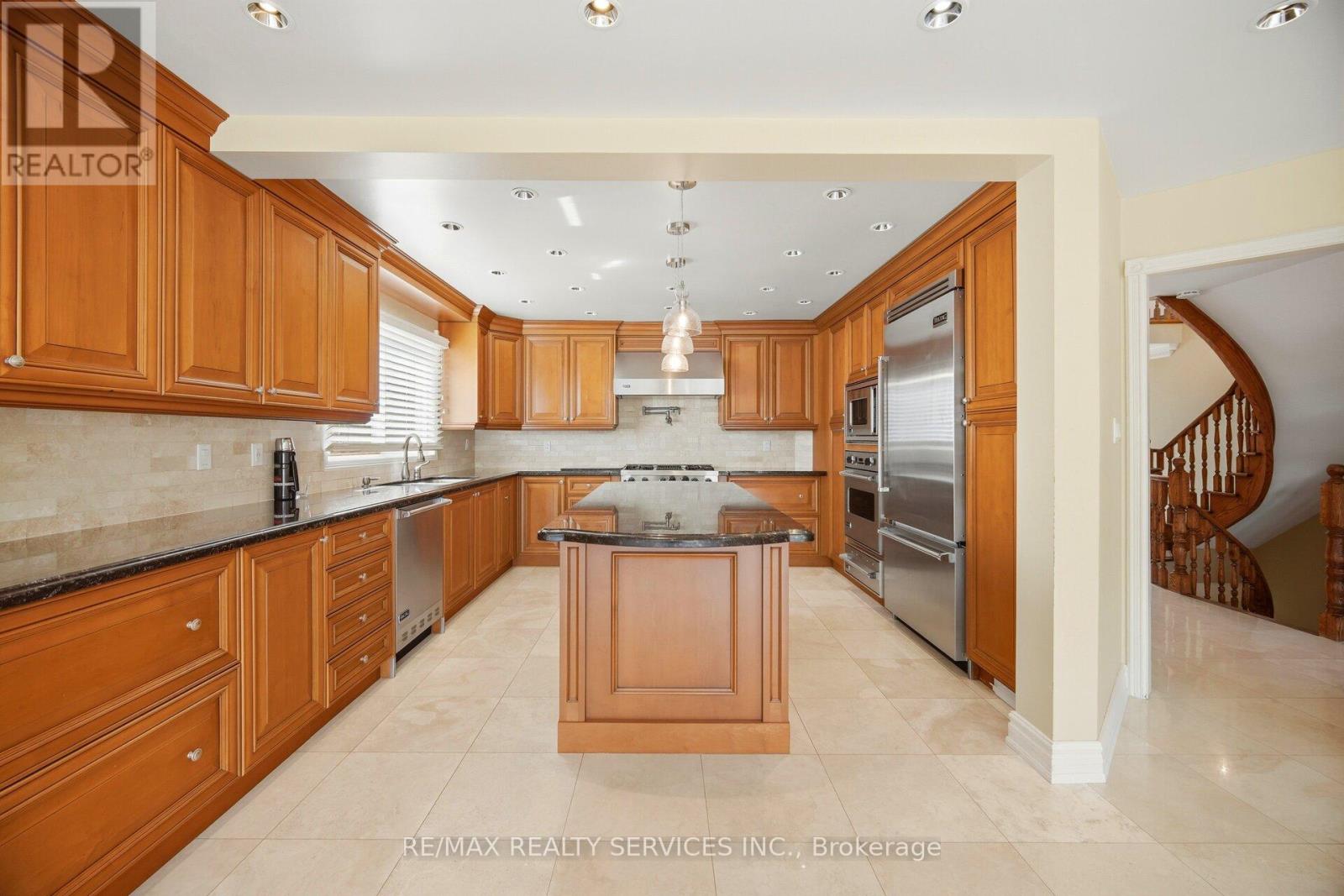 36 Shadywood Road, Brampton, Ontario  L6Z 4M1 - Photo 12 - W13423420