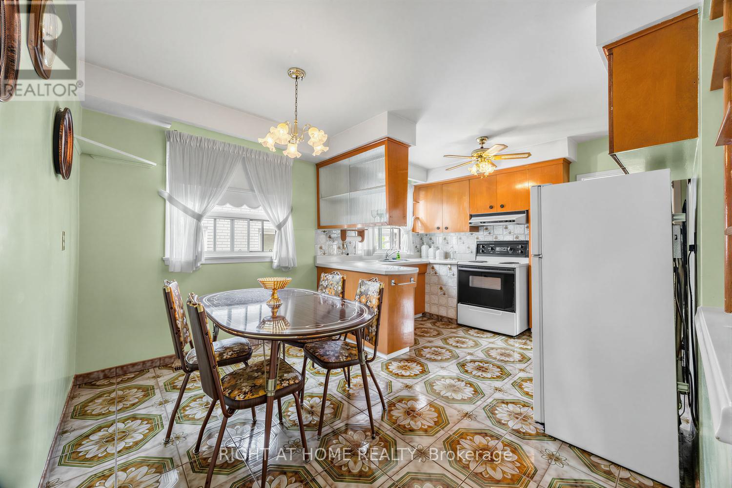 7 Daystrom Drive, Toronto, Ontario  M9M 2A8 - Photo 9 - W13220278