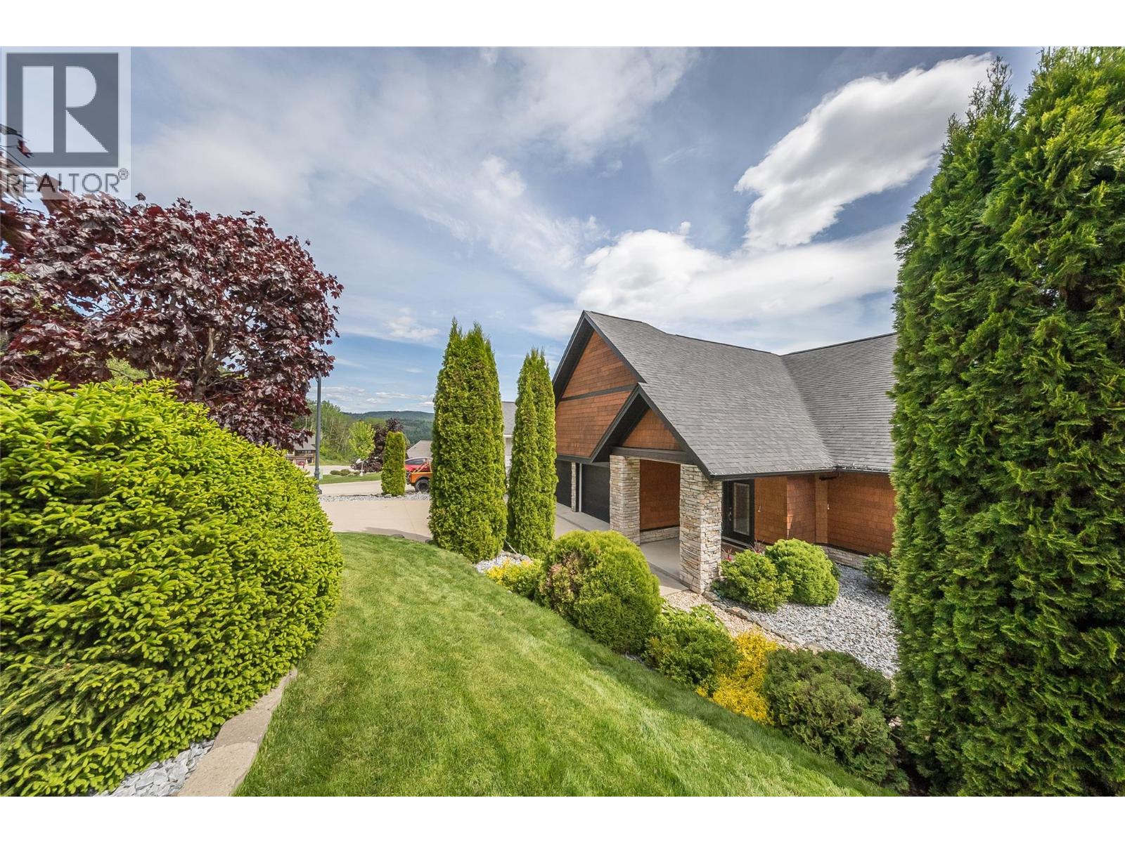 1009 Silvertip Road, Rossland, British Columbia  V0G 1Y0 - Photo 3 - 10388381