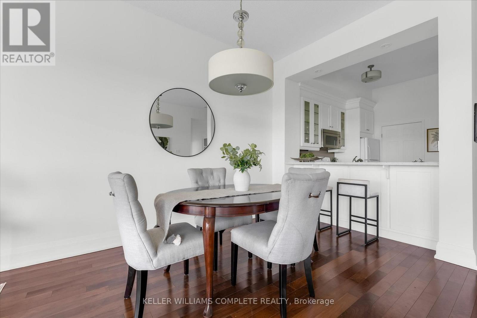 811 - 2511 Lakeshore Road W, Oakville, Ontario  L6L 6L9 - Photo 3 - W13427990