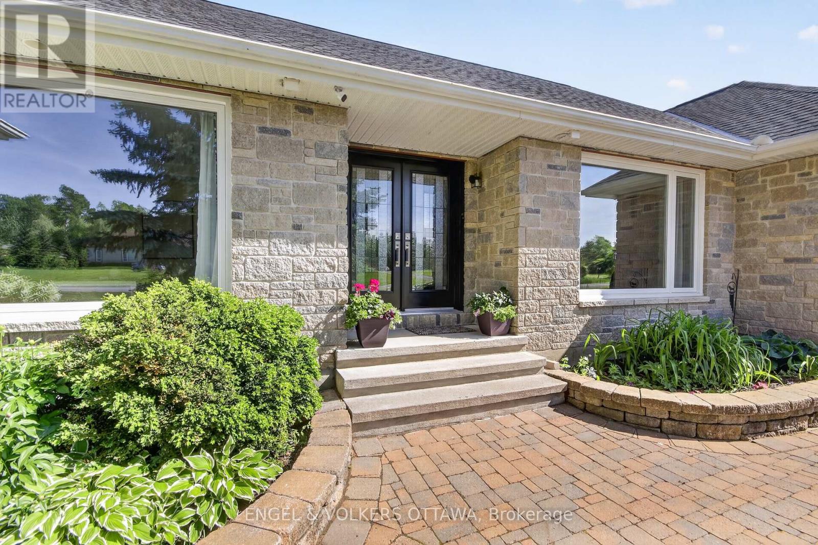 528 Tullamore Street, Ottawa, Ontario  K1X 0A2 - Photo 2 - X13428304