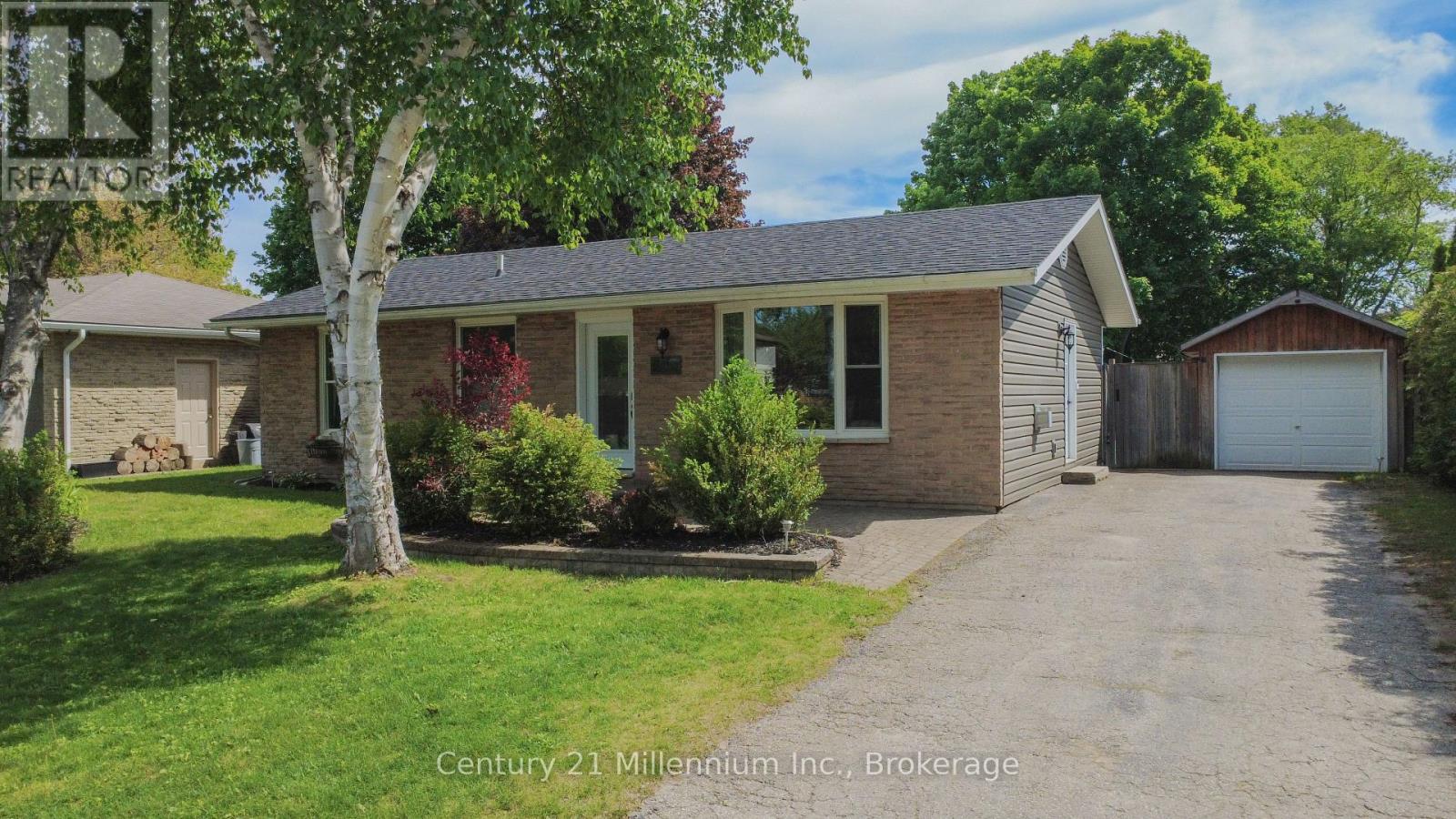 340 Falconer Street, Saugeen Shores, Ontario  N0H 2C2 - Photo 2 - X13428338