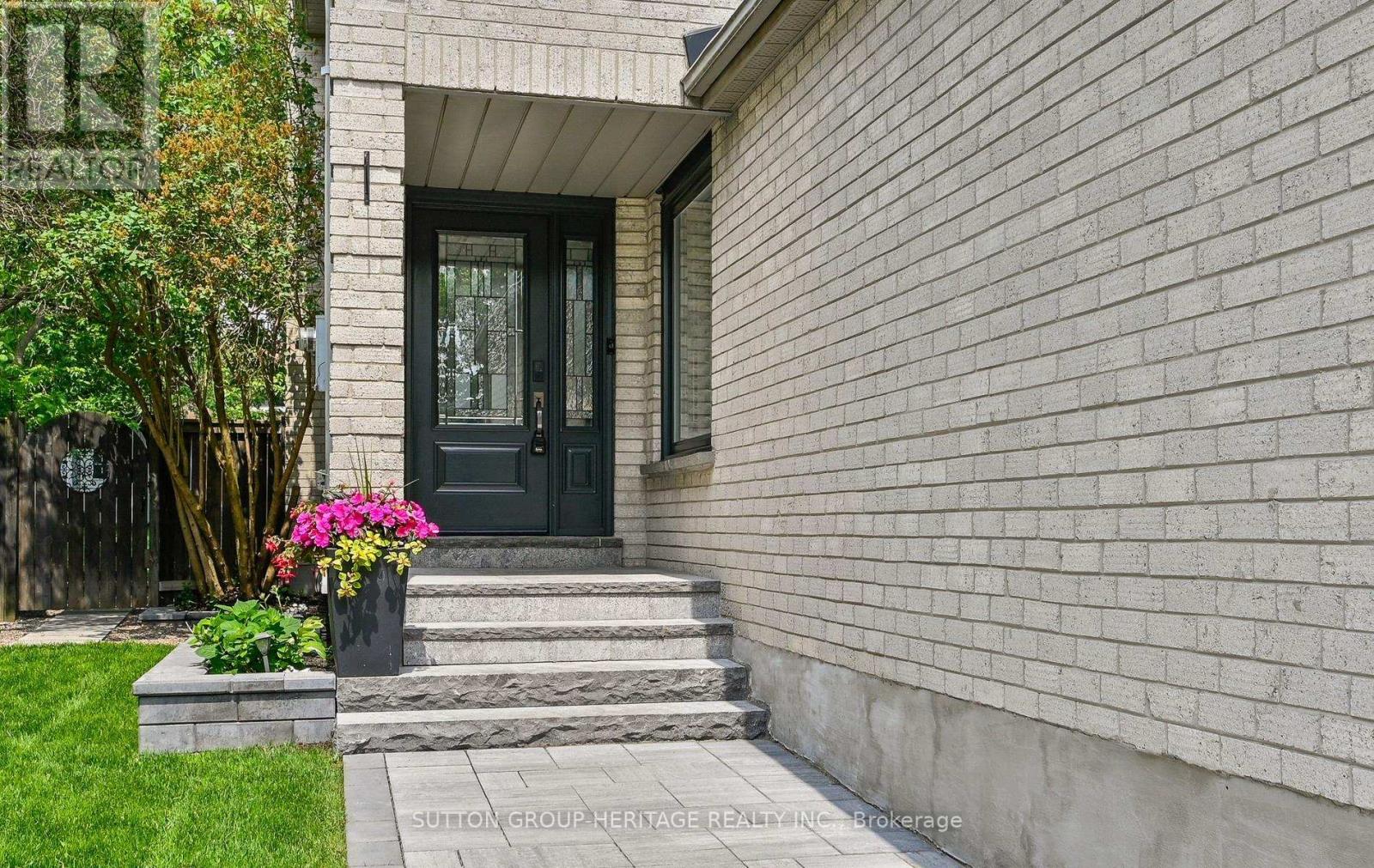 680 Eramosa Crescent, Pickering, Ontario  L1V 5N4 - Photo 4 - E13428356
