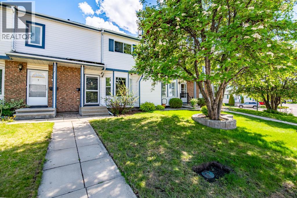 5 Elwell Close, Red Deer, Alberta  T4R 2E2 - Photo 1 - A2319220