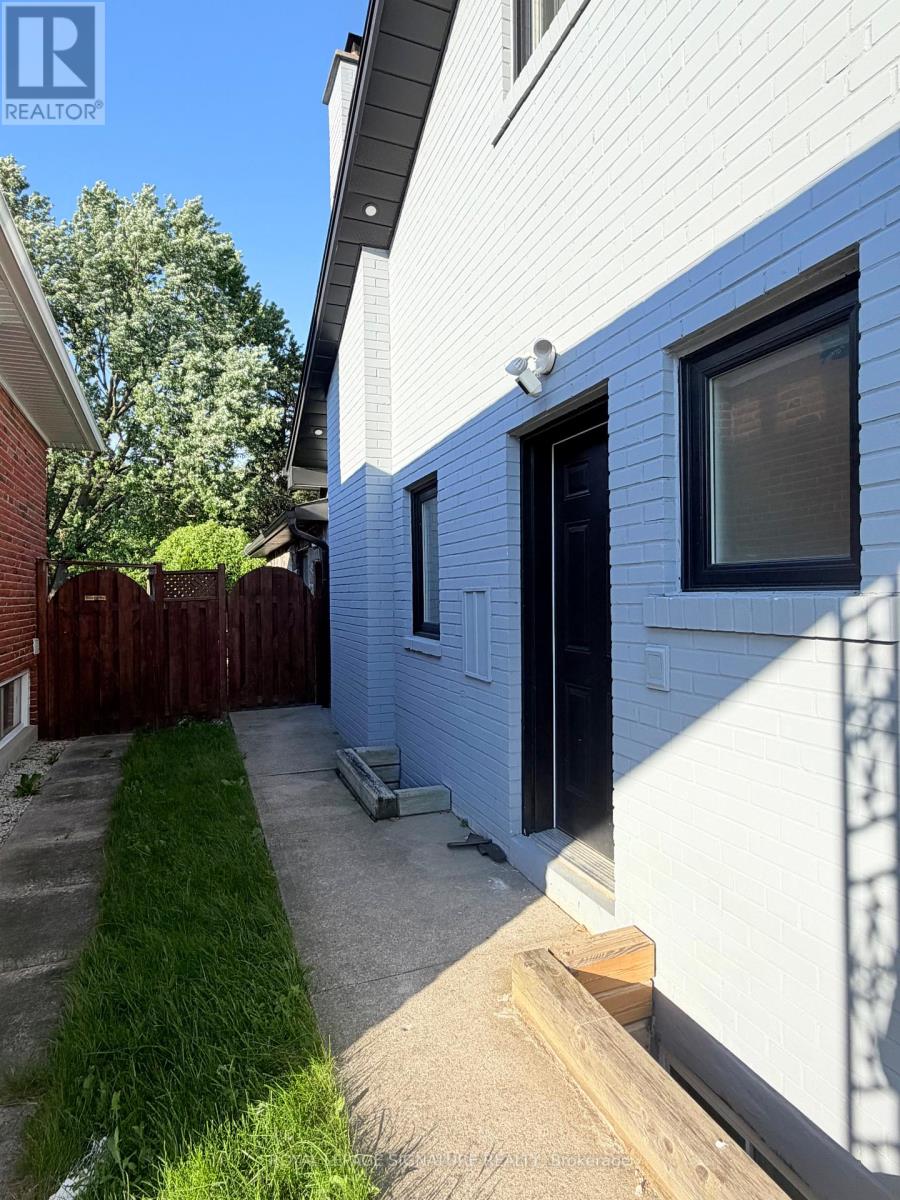 3477 Riverspray Crescent, Mississauga, Ontario  L4Y 3M6 - Photo 2 - W13415356