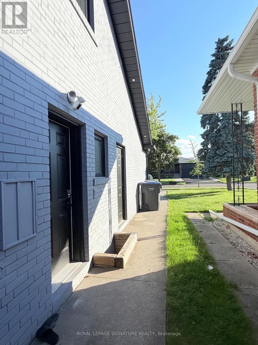 3477 Riverspray Crescent, Mississauga, Ontario  L4Y 3M6 - Photo 3 - W13415356