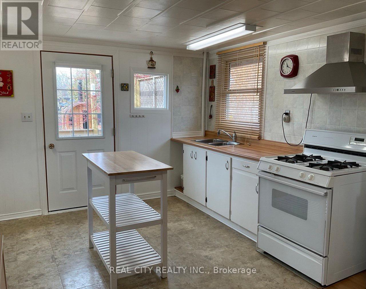 848 Crescent Beach Road Nw, Georgina, Ontario  L4P 3N9 - Photo 10 - N13428528