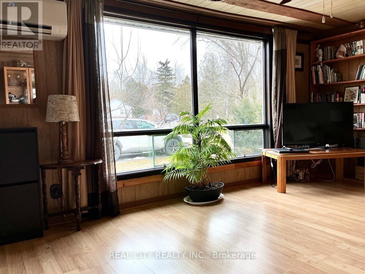 848 Crescent Beach Road Nw, Georgina, Ontario  L4P 3N9 - Photo 4 - N13428528