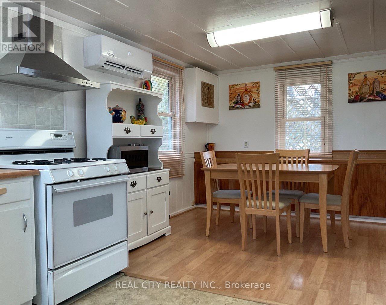 848 Crescent Beach Road Nw, Georgina, Ontario  L4P 3N9 - Photo 9 - N13428528