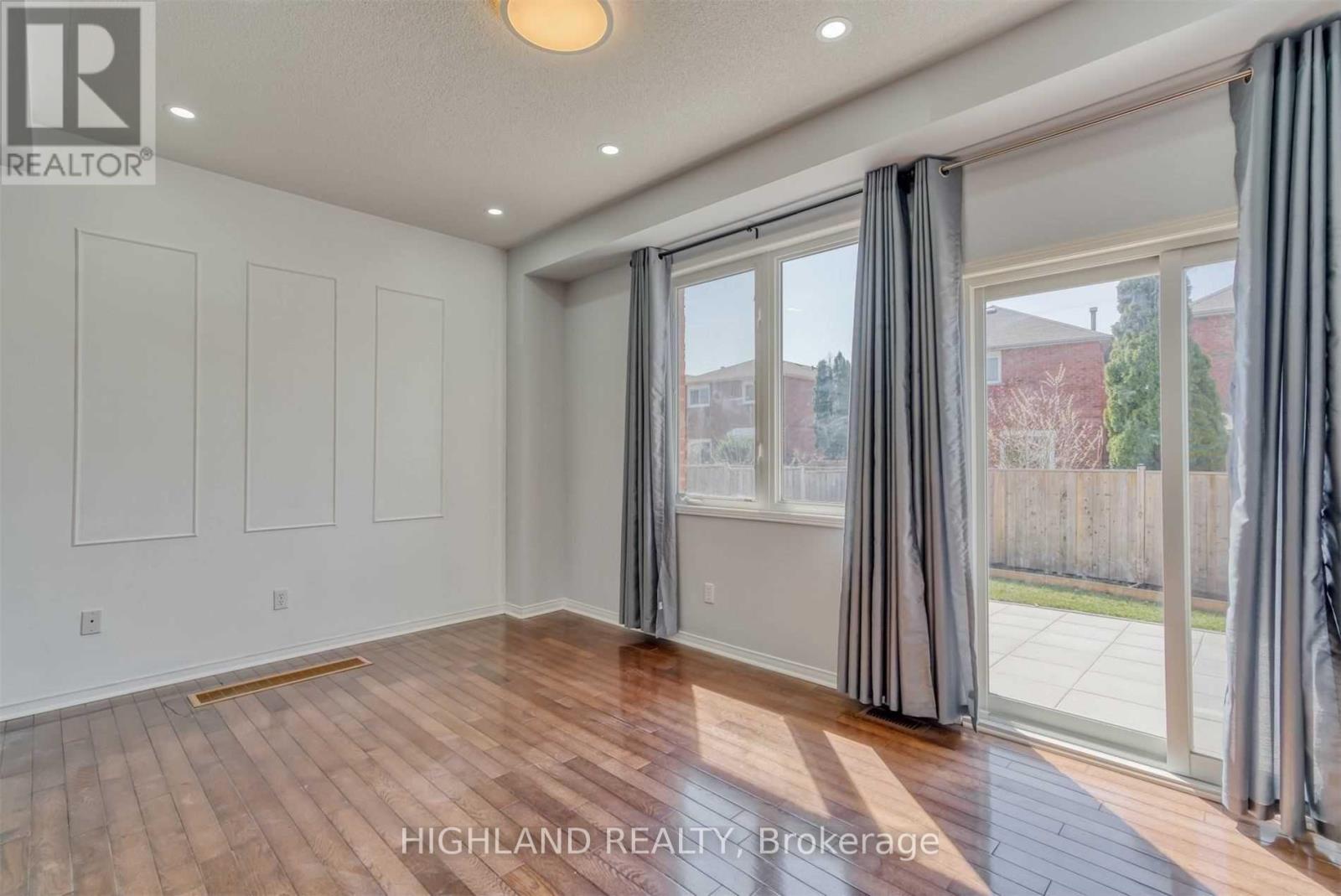 763 Millworks Crescent, Mississauga, Ontario  L5V 0B9 - Photo 4 - W13428628