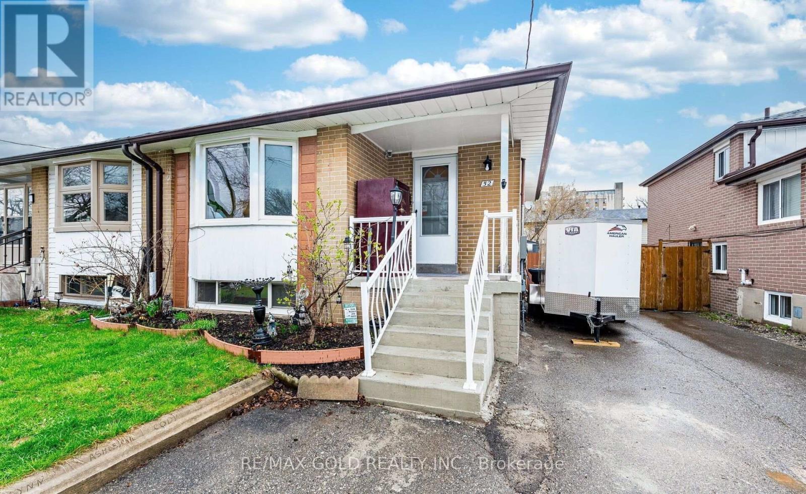 52 Garfield Crescent, Brampton, Ontario  L6V 1V8 - Photo 2 - W13428694