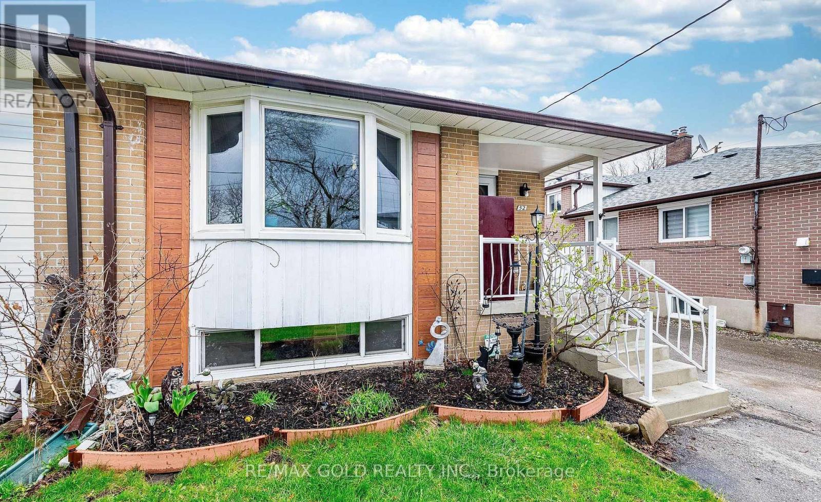52 Garfield Crescent, Brampton, Ontario  L6V 1V8 - Photo 3 - W13428694