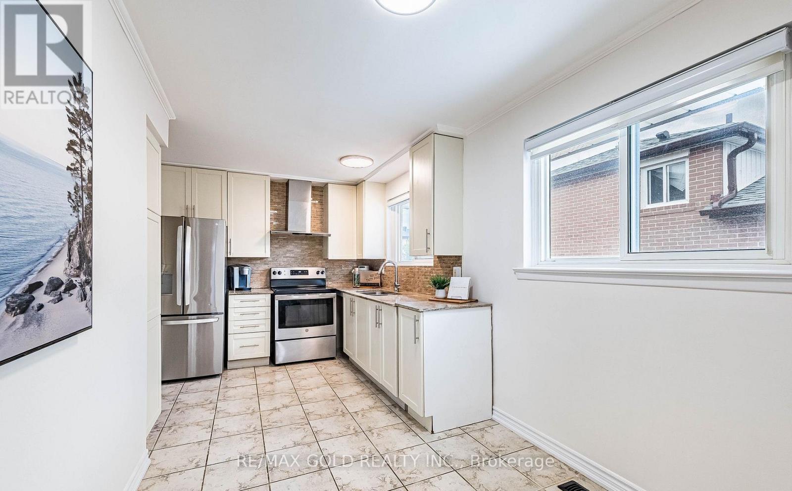 52 Garfield Crescent, Brampton, Ontario  L6V 1V8 - Photo 6 - W13428694