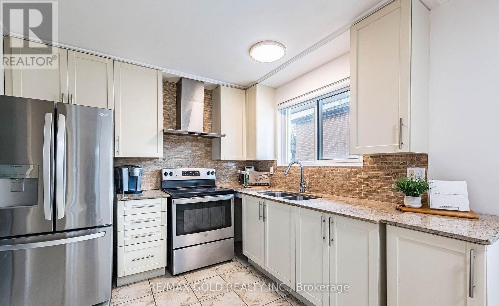 52 Garfield Crescent, Brampton, Ontario  L6V 1V8 - Photo 7 - W13428694