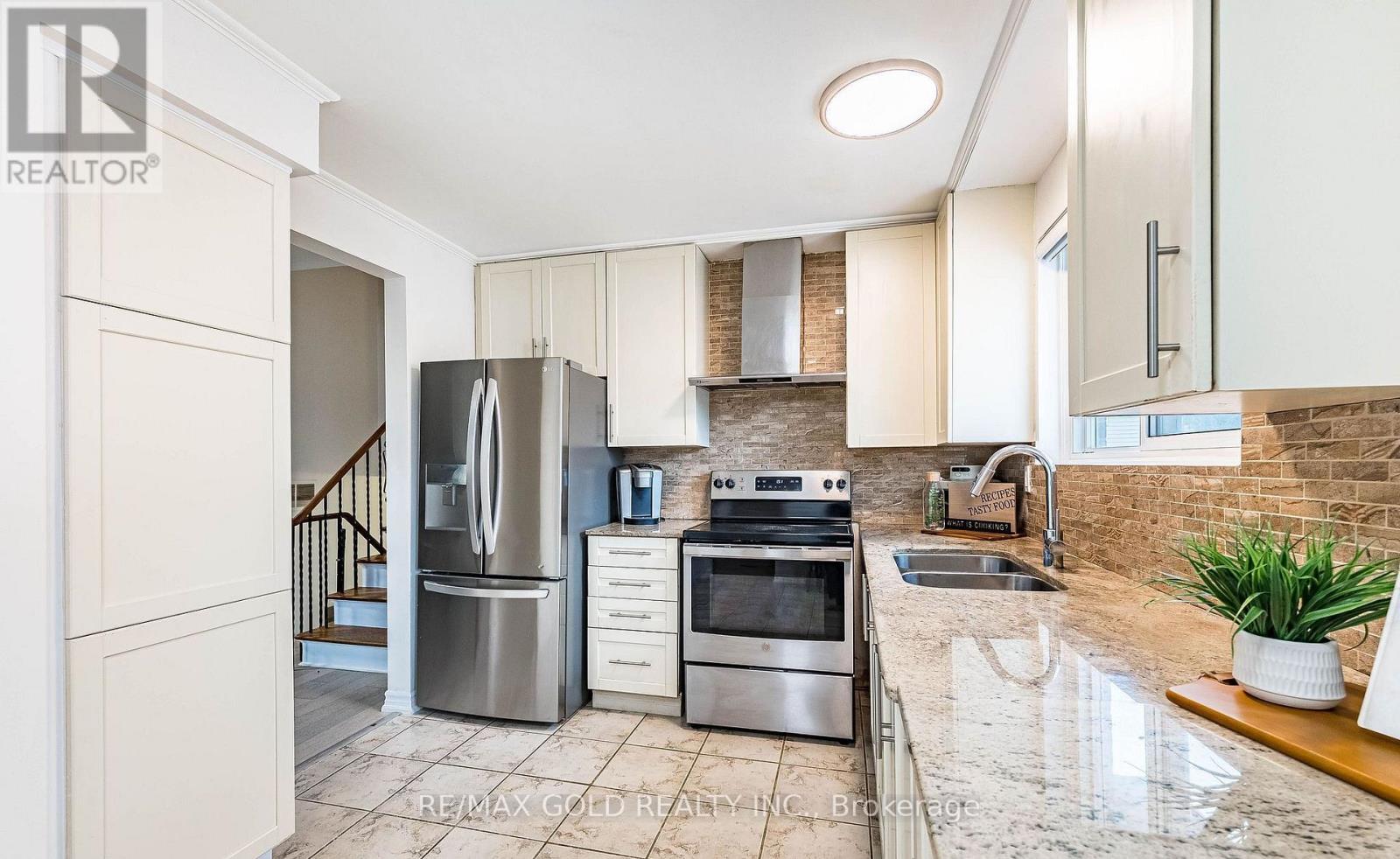 52 Garfield Crescent, Brampton, Ontario  L6V 1V8 - Photo 8 - W13428694