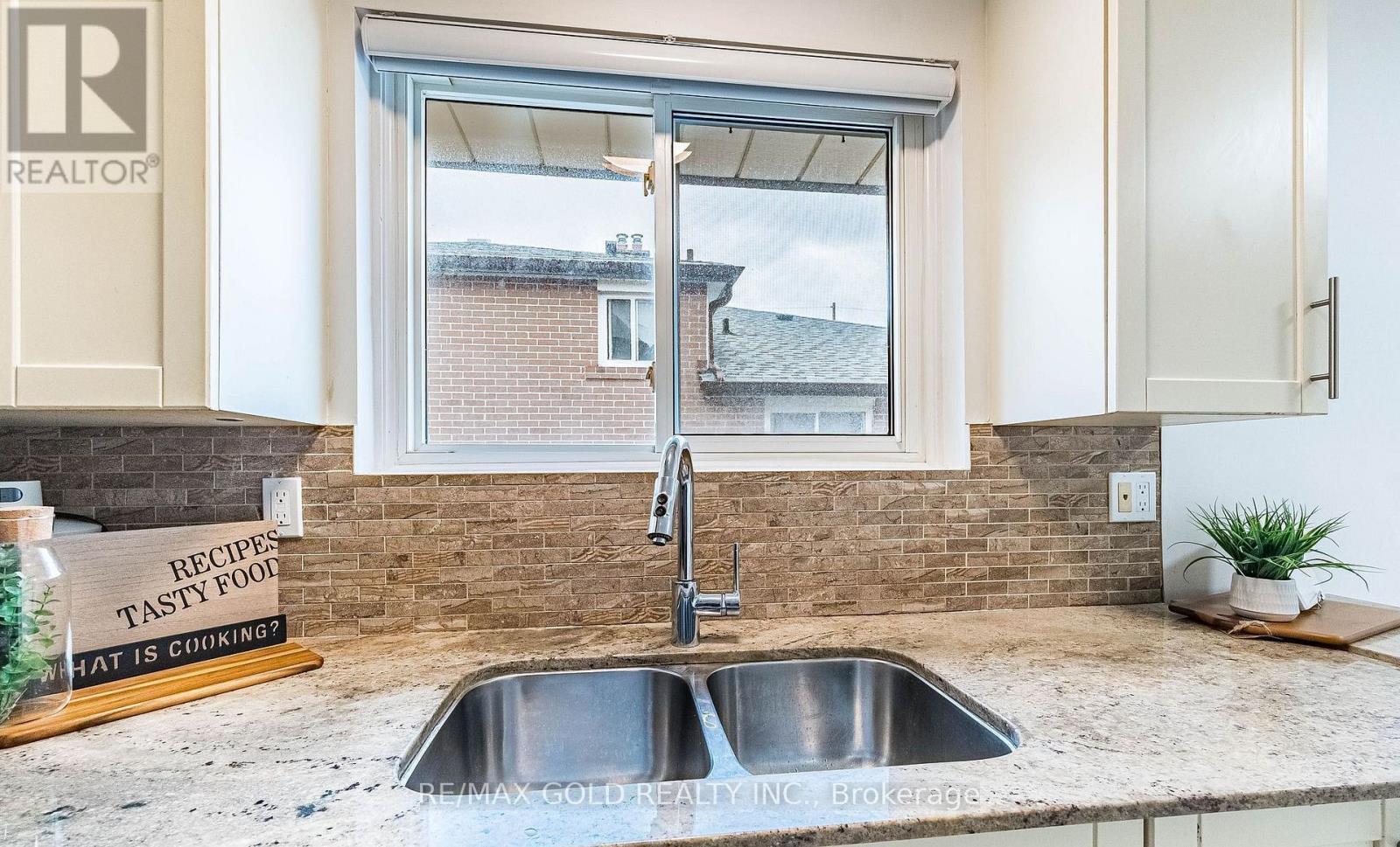 52 Garfield Crescent, Brampton, Ontario  L6V 1V8 - Photo 9 - W13428694
