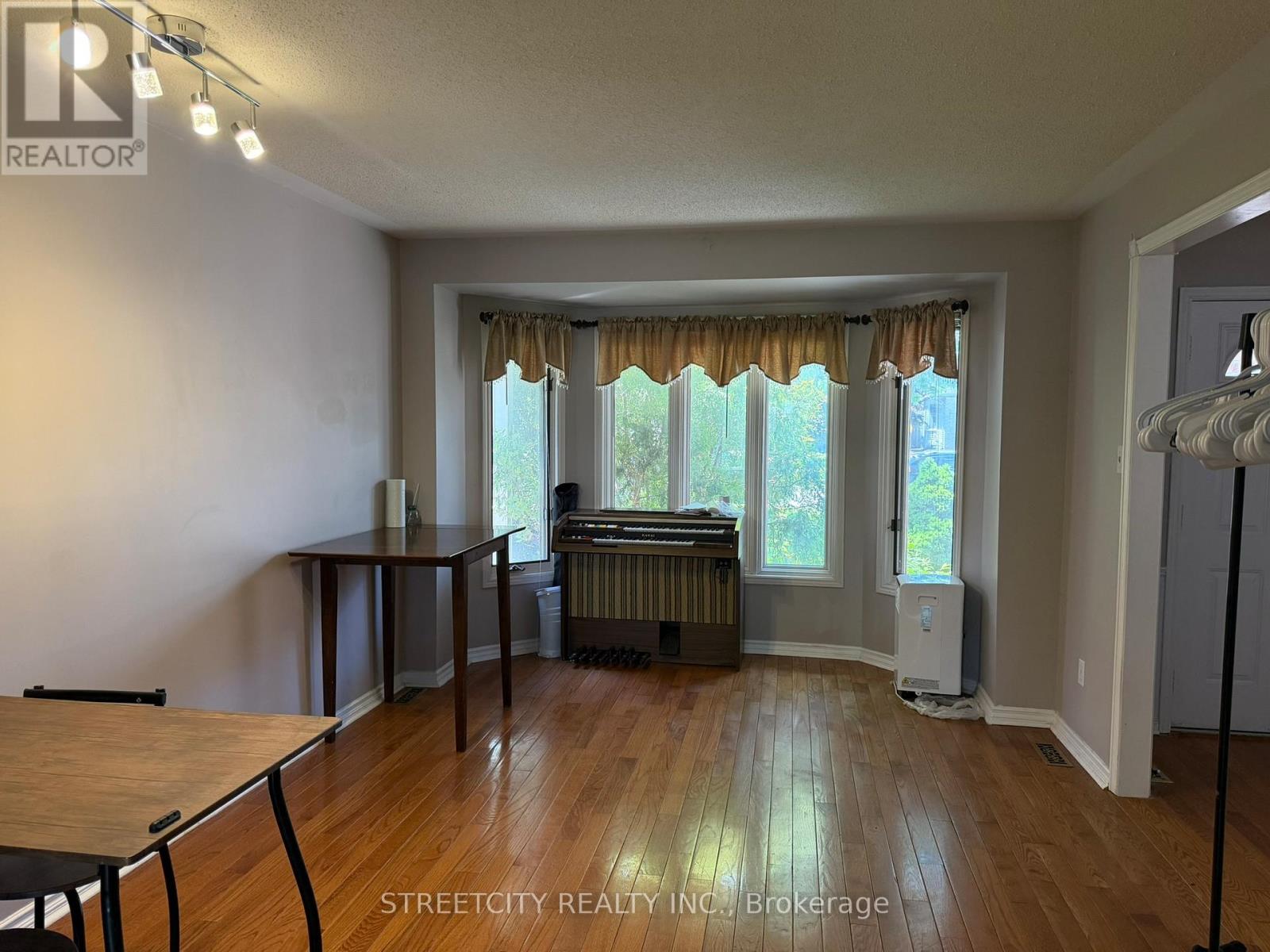 1004 Aldersbrook Road, London North, Ontario  N6G 4N5 - Photo 4 - X13428854