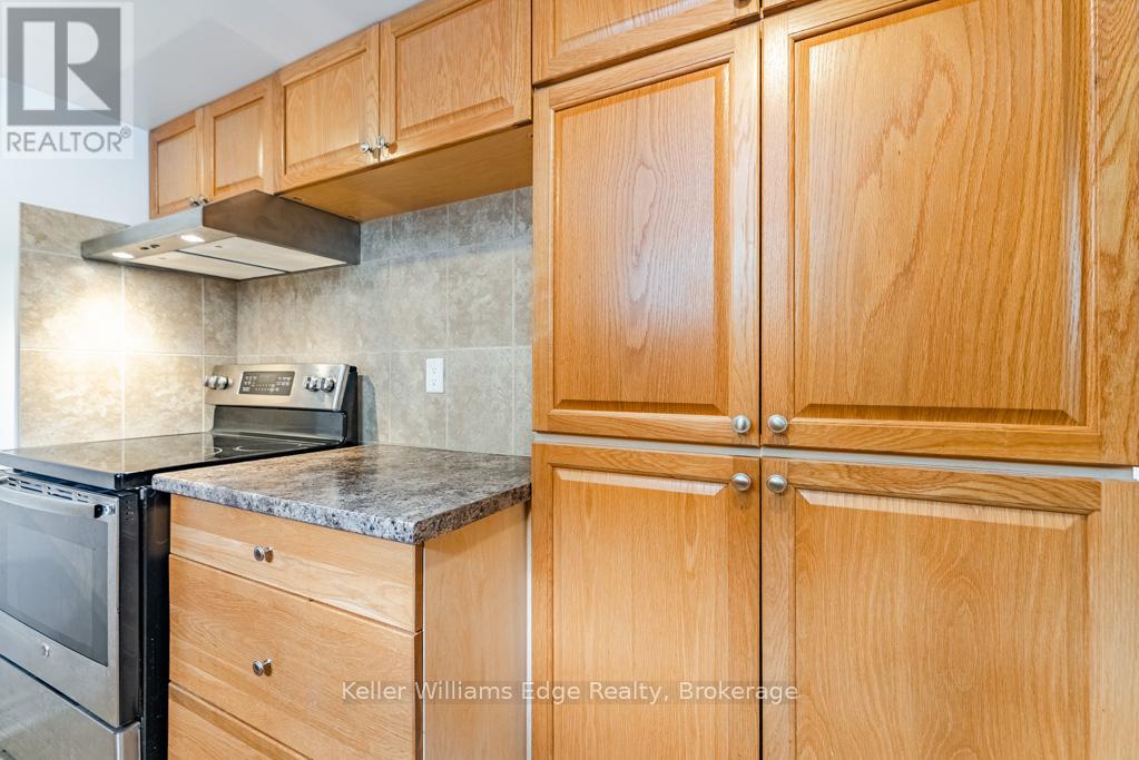 1025 Pinegrove Road, Oakville, Ontario  L6L 2W3 - Photo 8 - W13428712