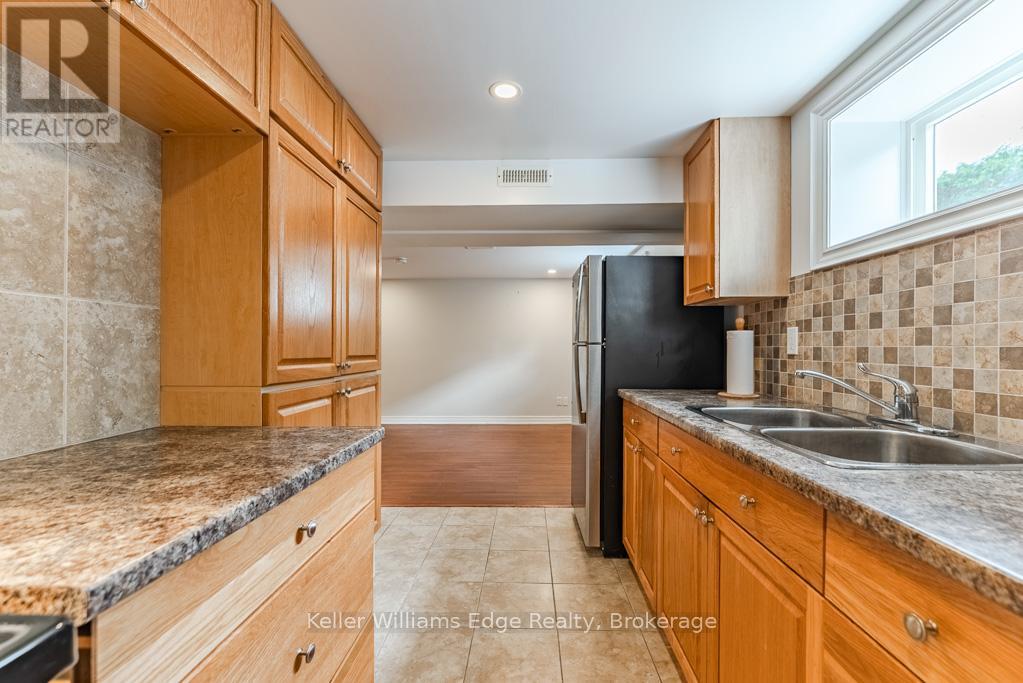 1025 Pinegrove Road, Oakville, Ontario  L6L 2W3 - Photo 9 - W13428712