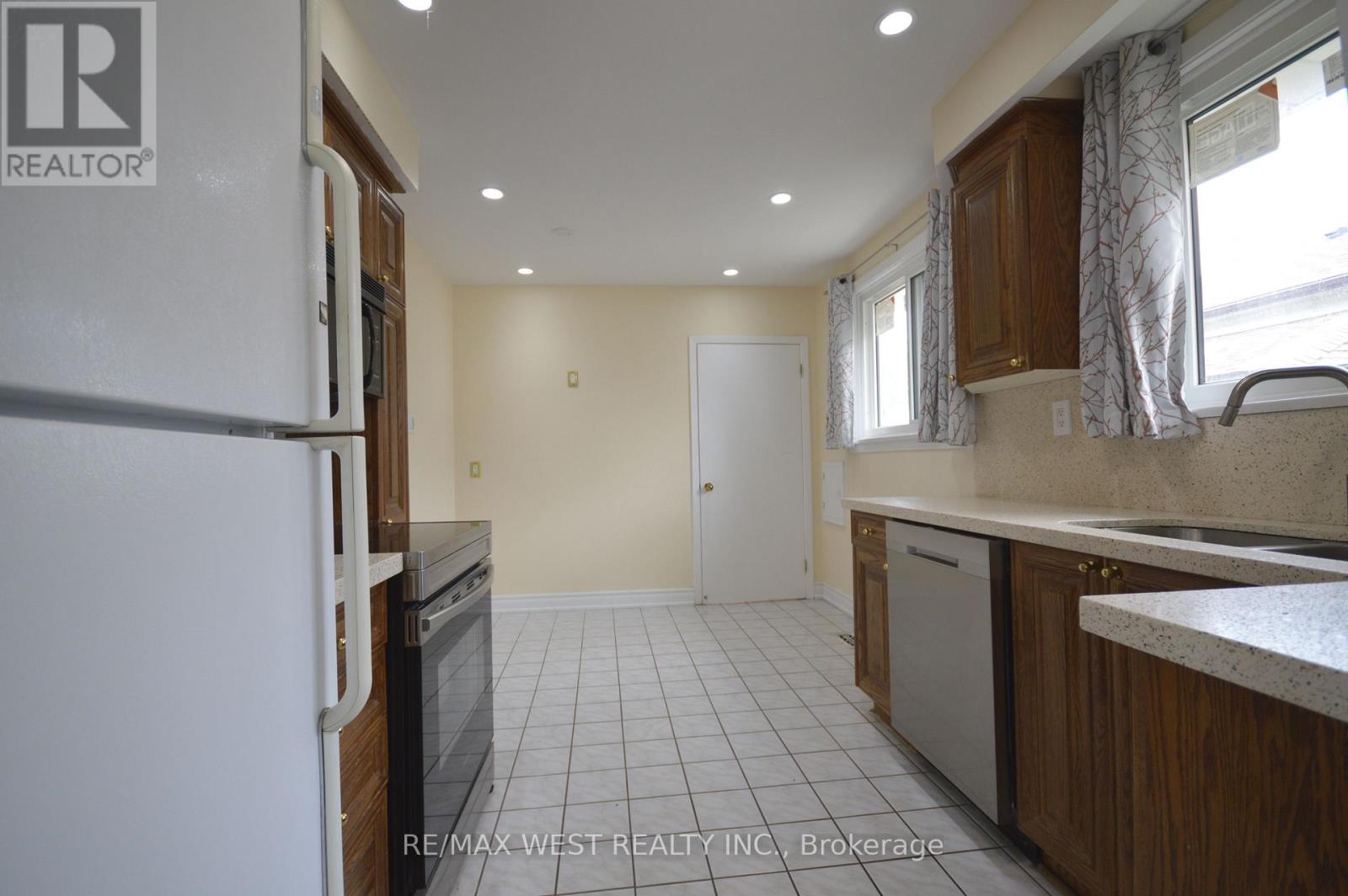 84 Kearney Drive, Toronto, Ontario  M9W 5J8 - Photo 5 - W13428710