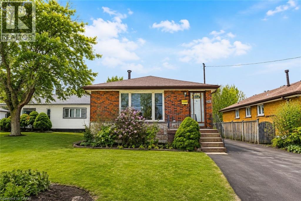 928 UPPER GAGE Avenue, Hamilton, Ontario