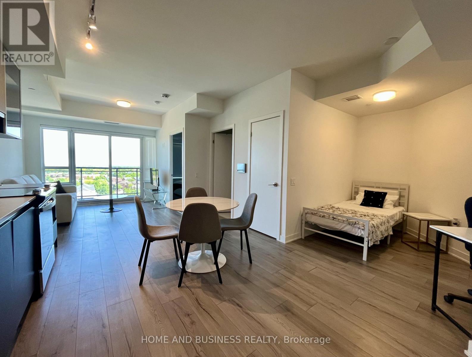 816 - 395 Dundas Street W, Oakville, Ontario  L6M 5R8 - Photo 3 - W13222956