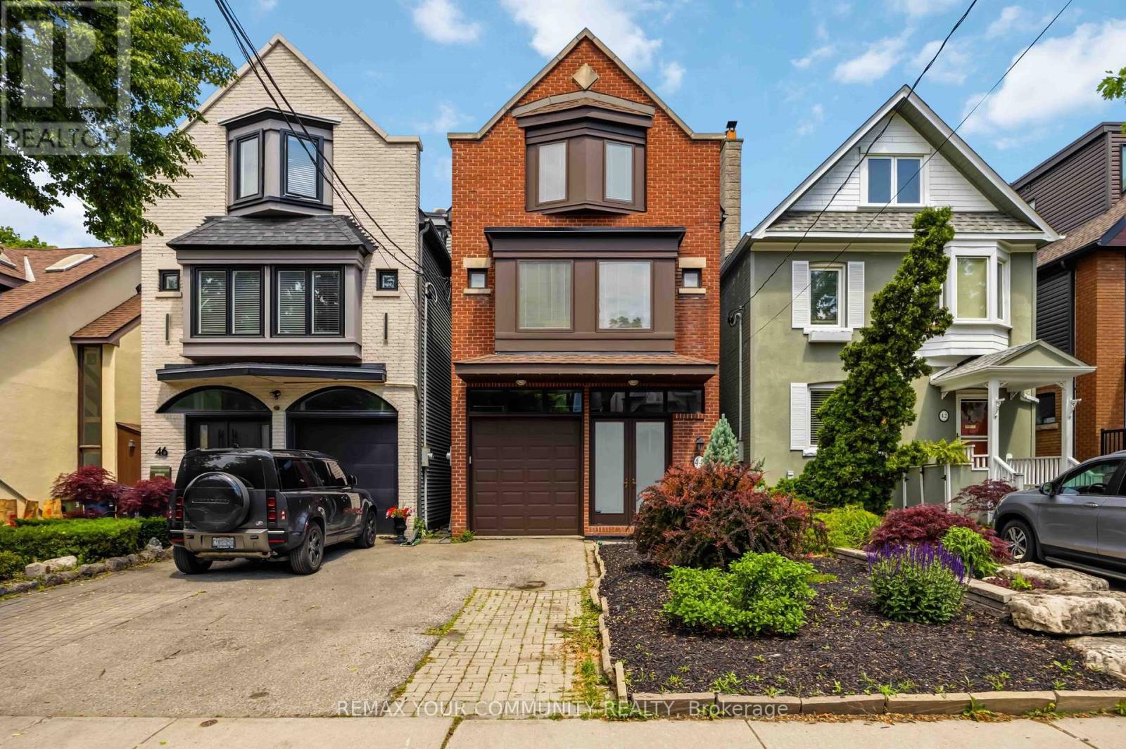 <div class="slider-price">$1,800,000</div><p>44 Castlefield Avenue, Toronto, Ontario</p>