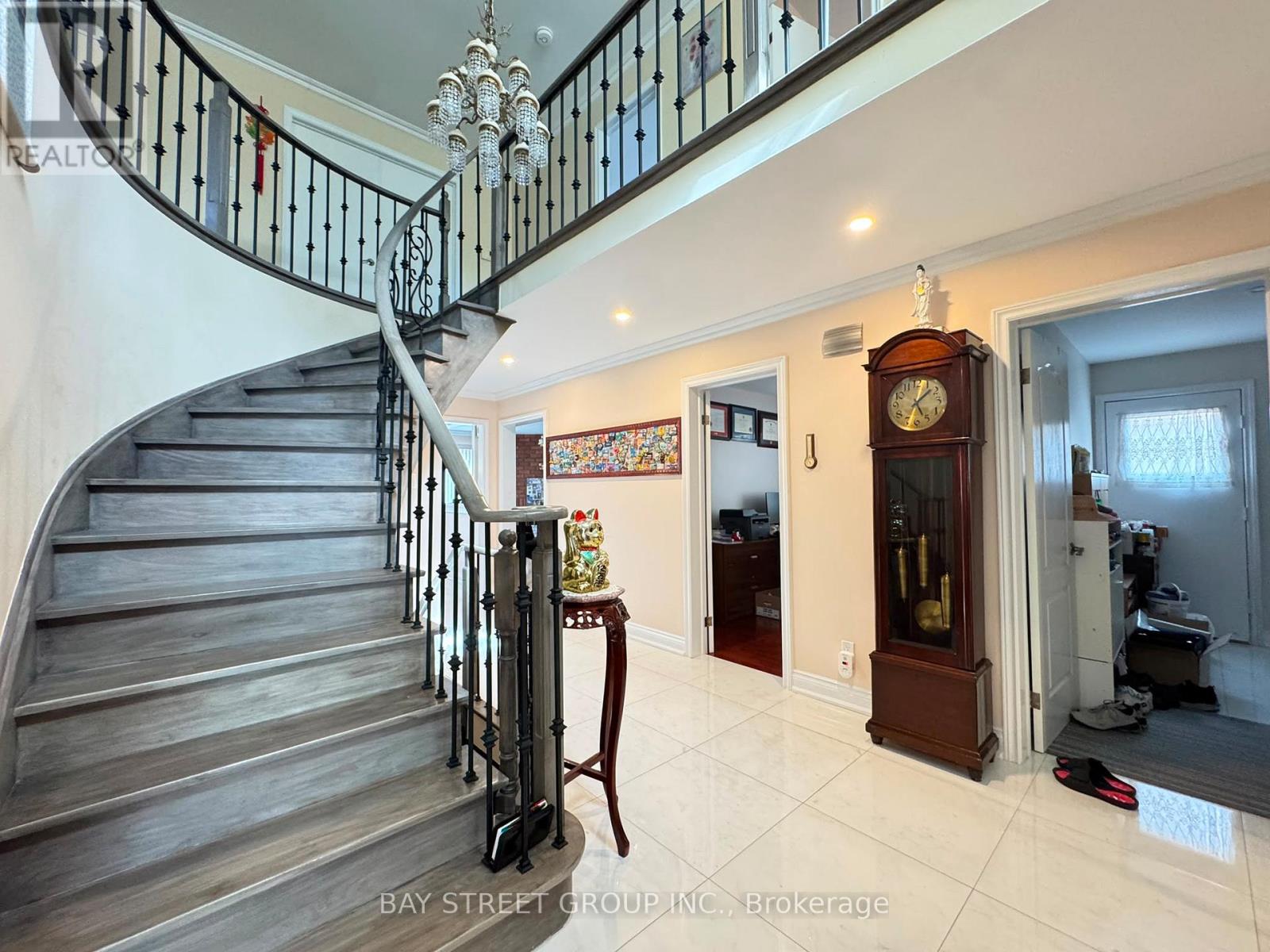 33 Northolt Crescent, Markham, Ontario  L3R 6P6 - Photo 3 - N13429072
