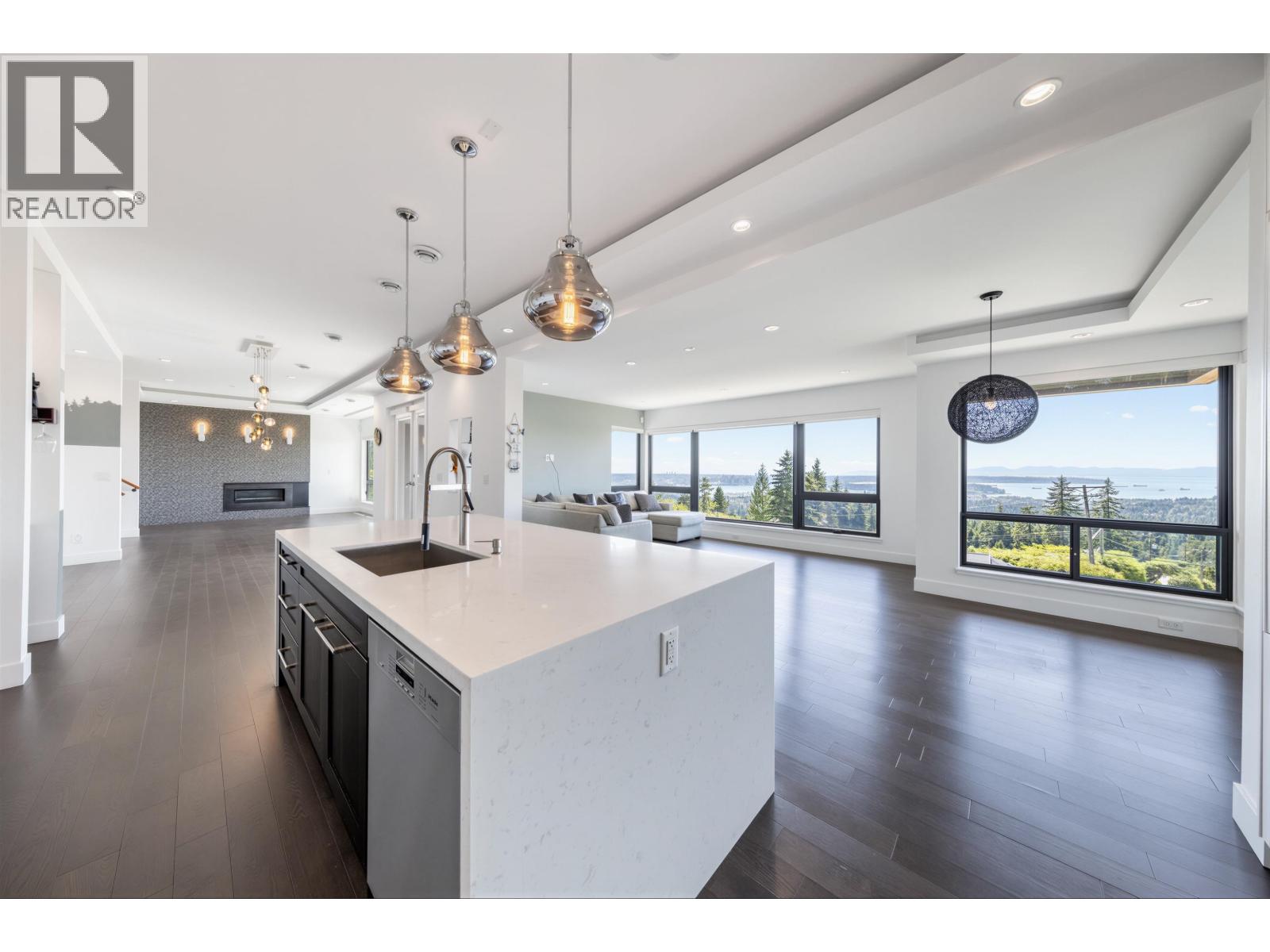 383 Newdale Court, North Vancouver, British Columbia  V7N 3H3 - Photo 3 - R3121546