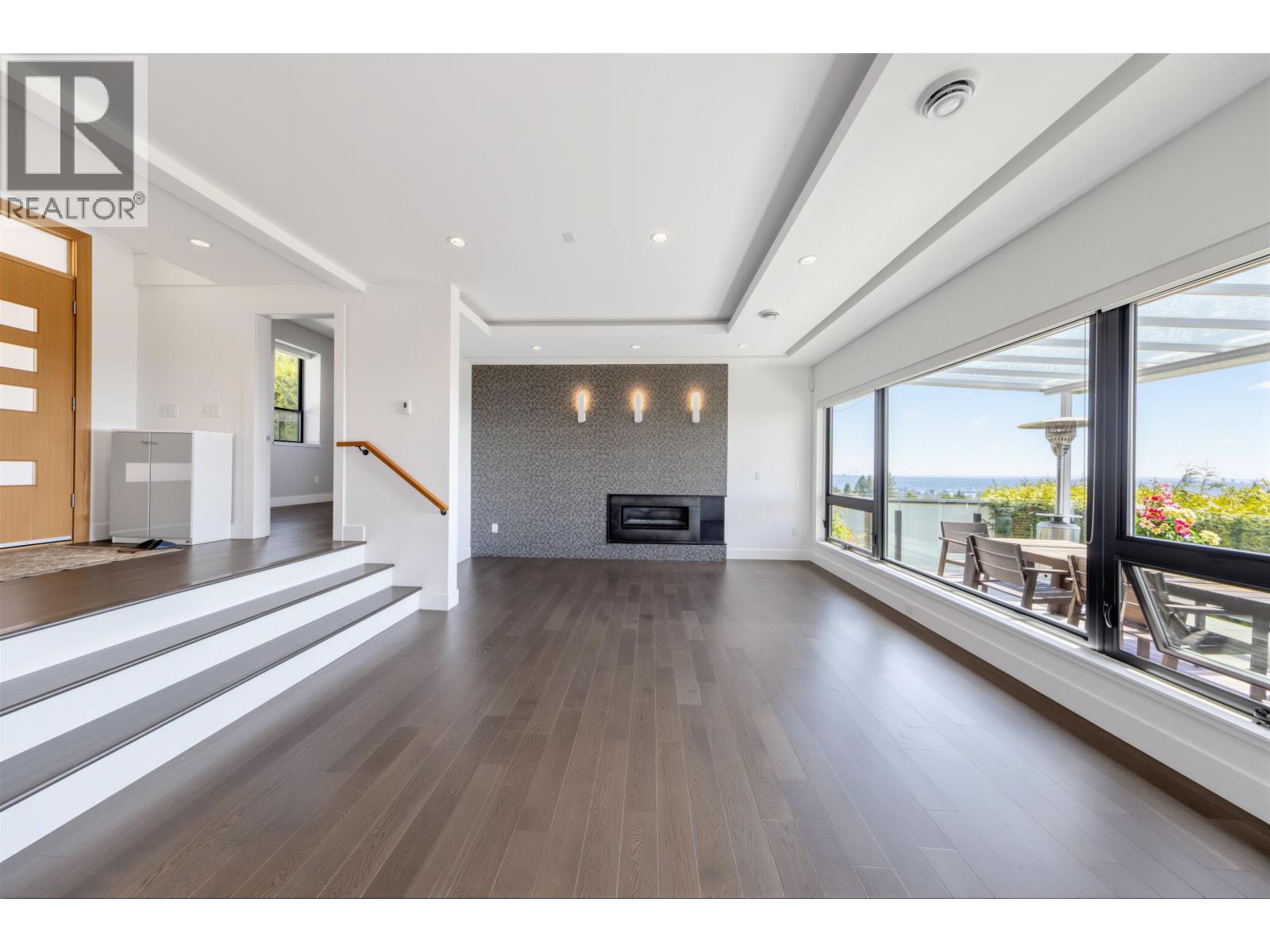 383 Newdale Court, North Vancouver, British Columbia  V7N 3H3 - Photo 2 - R3121546