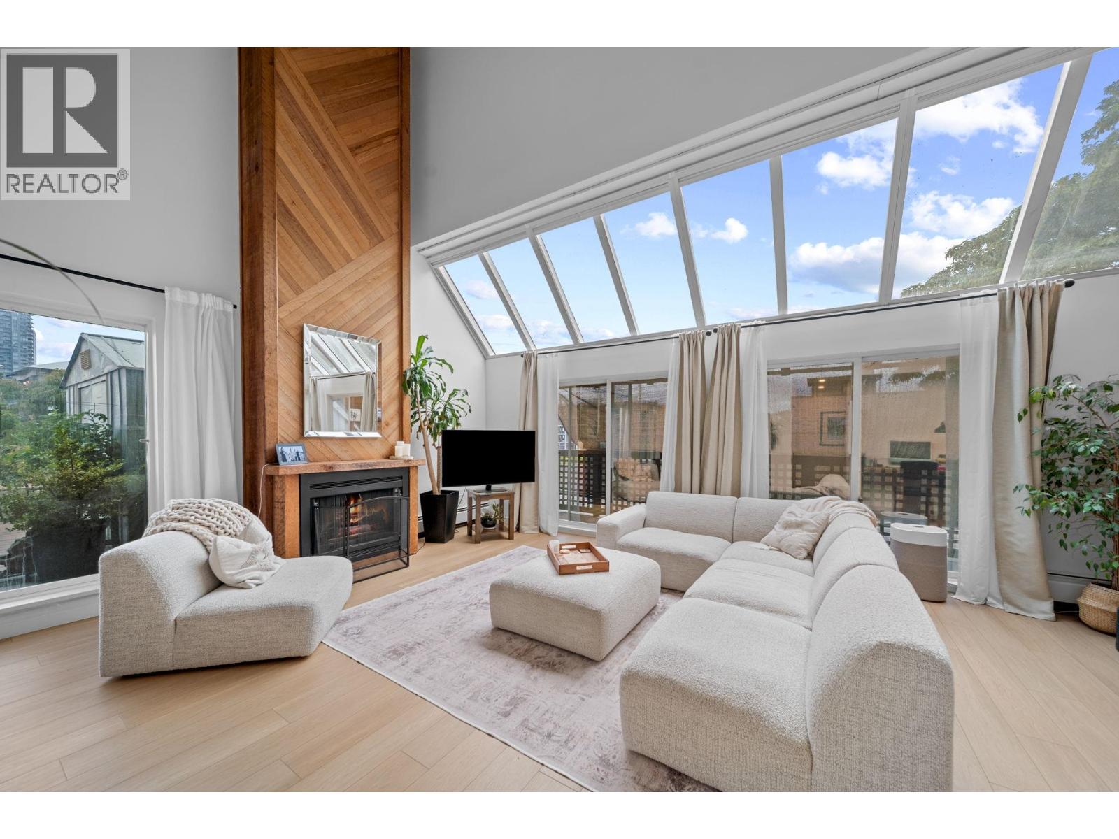 402 110 Seventh Street, New Westminster, British Columbia  V3M 5W5 - Photo 3 - R3134699