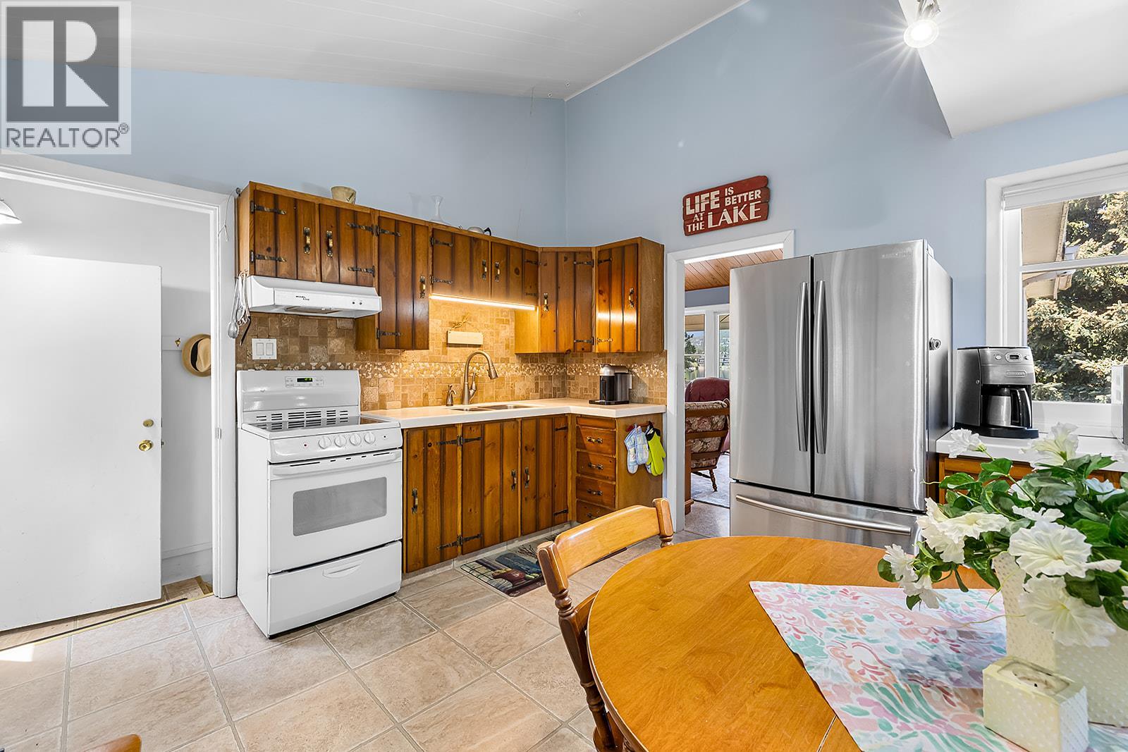 695 Lakeview Road, Invermere, British Columbia  V0A 1K3 - Photo 14 - 10388317