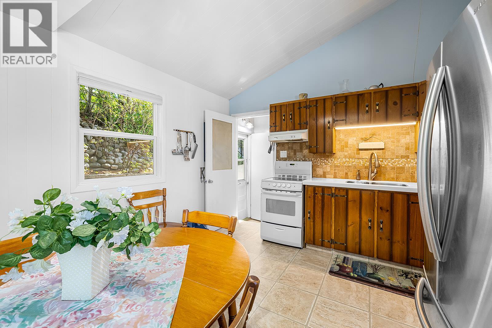 695 Lakeview Road, Invermere, British Columbia  V0A 1K3 - Photo 15 - 10388317