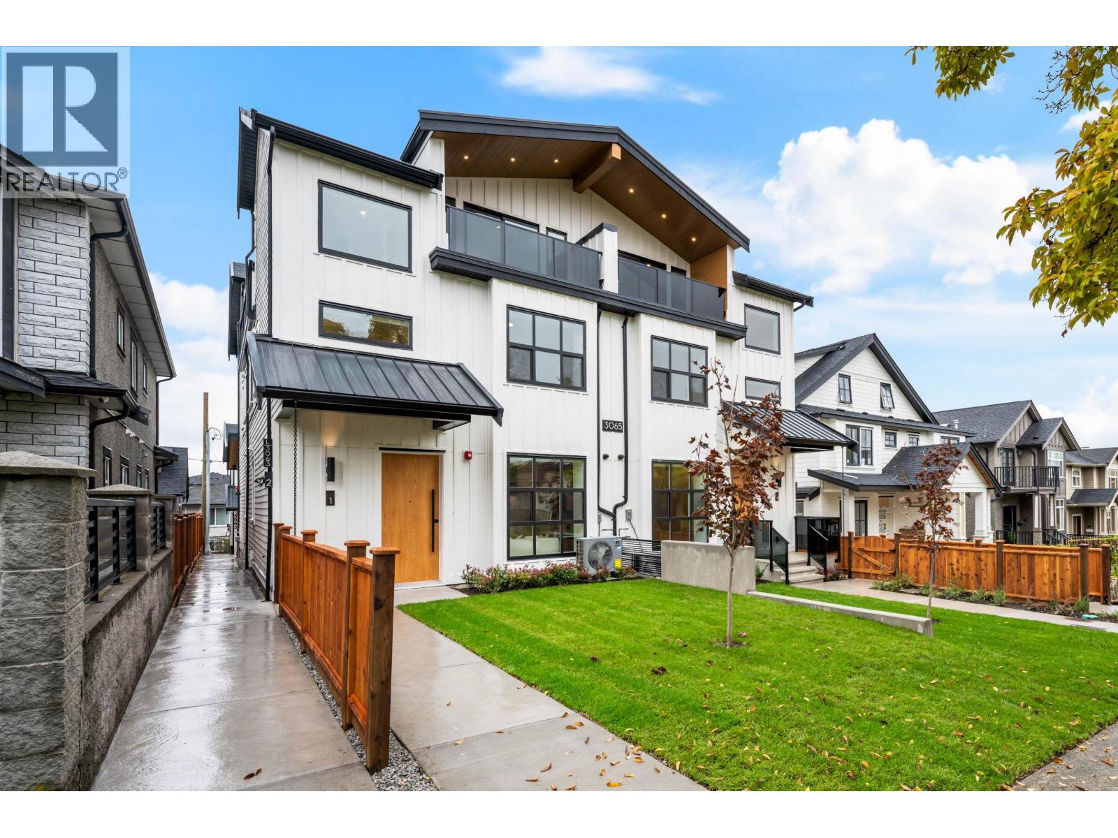 2 3065 CHARLES STREET, Vancouver, British Columbia