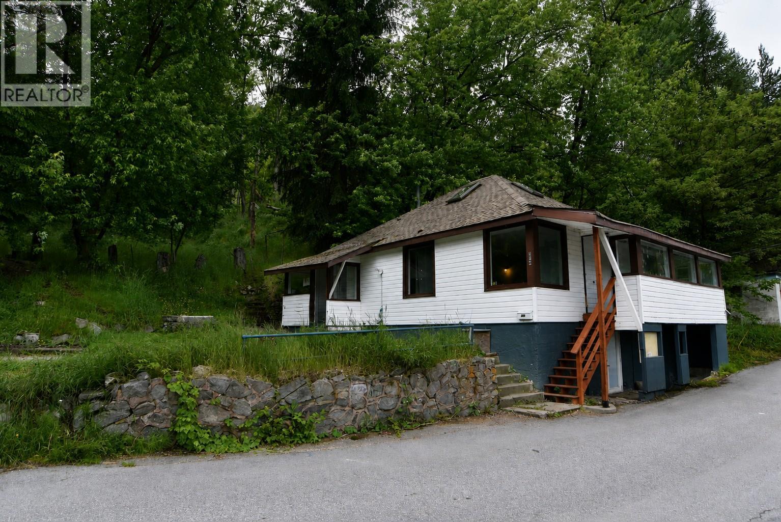 964 Mountain Street, Trail, British Columbia  V1R 3G5 - Photo 3 - 10372372