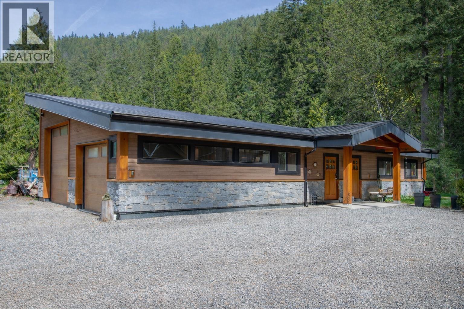 3070 Midnight Way, Squamish, British Columbia  V0N 1T0 - Photo 2 - R3094446