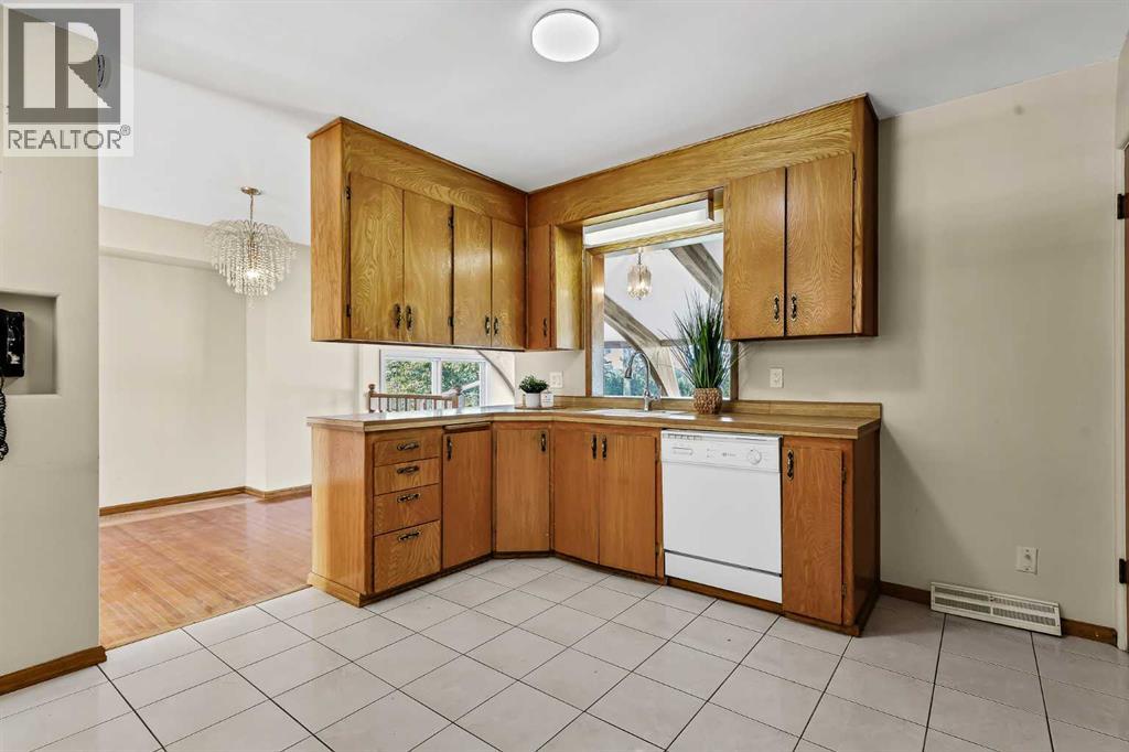47 Clarendon Road NW, Calgary, Alberta  T2L 0P2 - Photo 11 - A2318269