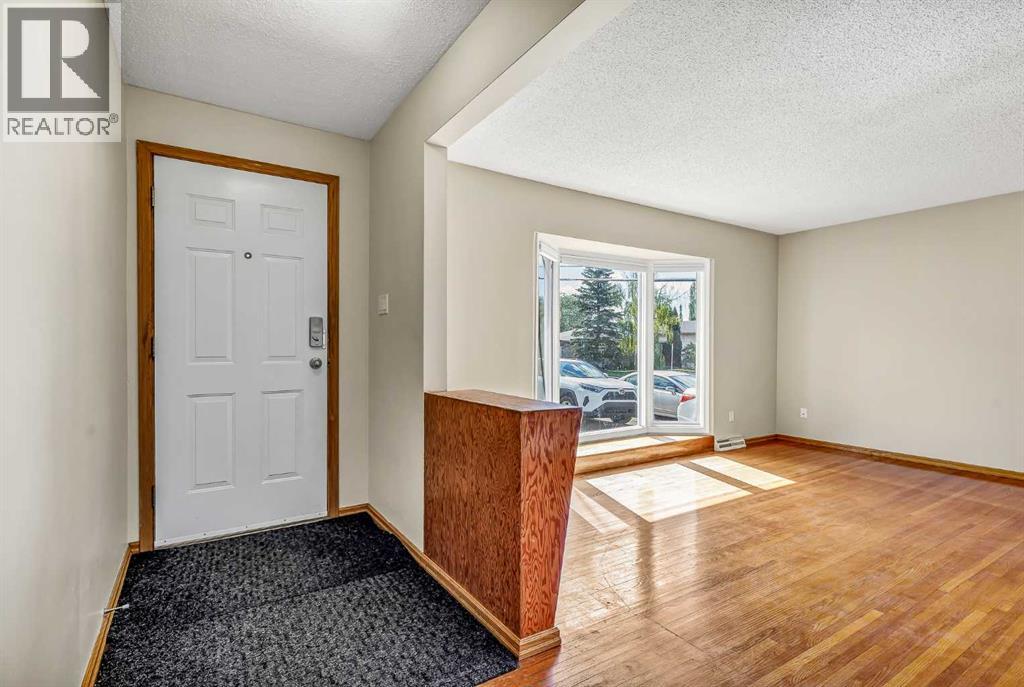 47 Clarendon Road NW, Calgary, Alberta  T2L 0P2 - Photo 4 - A2318269