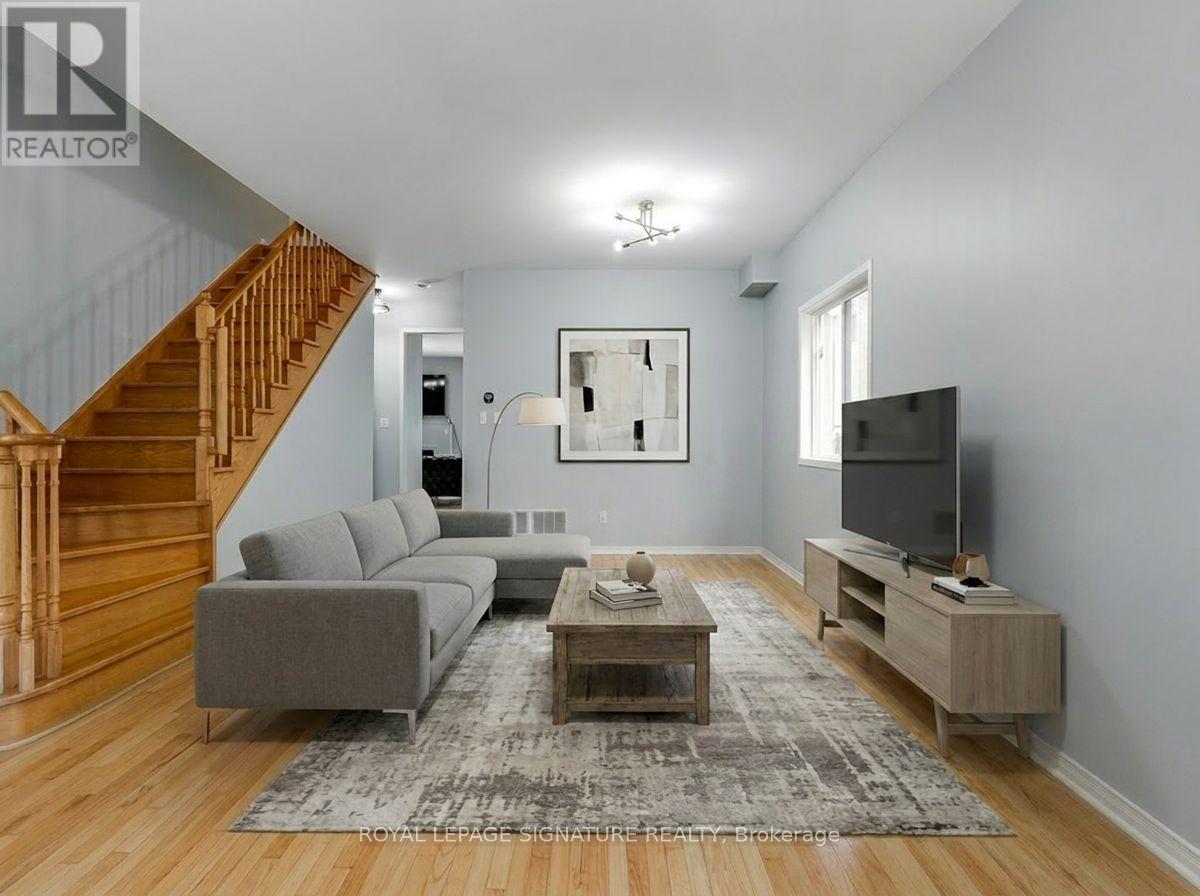 112 Barnwood Drive, Richmond Hill, Ontario  L4E 5A2 - Photo 4 - N13239236