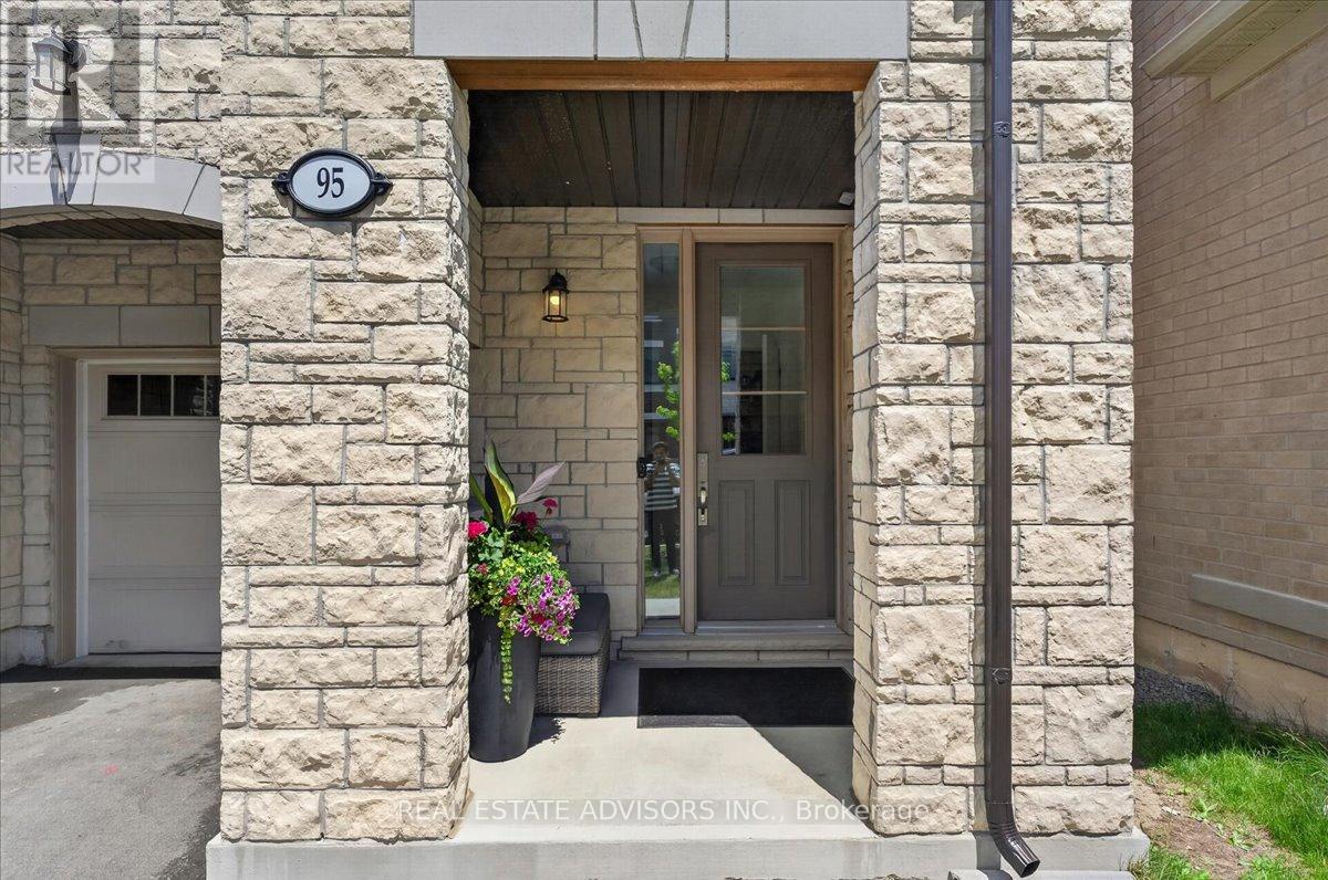 95 Halliford Place, Brampton, Ontario  L6P 4N6 - Photo 3 - W13429568