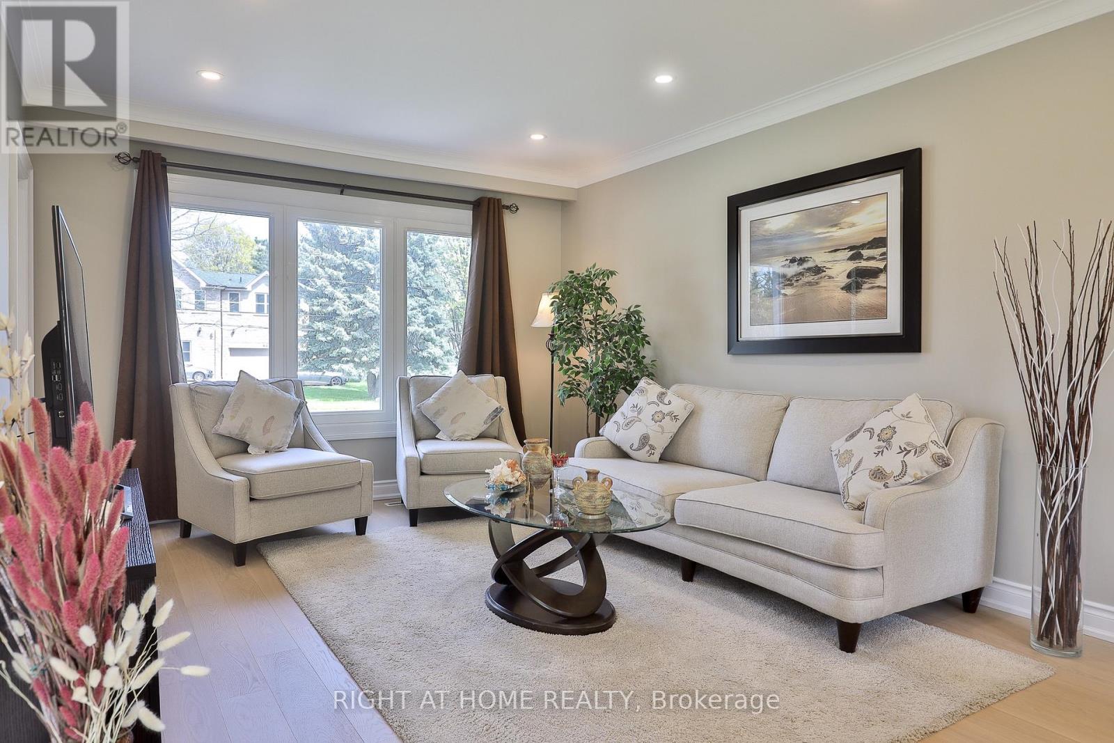 <div class="slider-price">$1,295,000</div><p>60 Aragon Avenue, Toronto, Ontario</p>