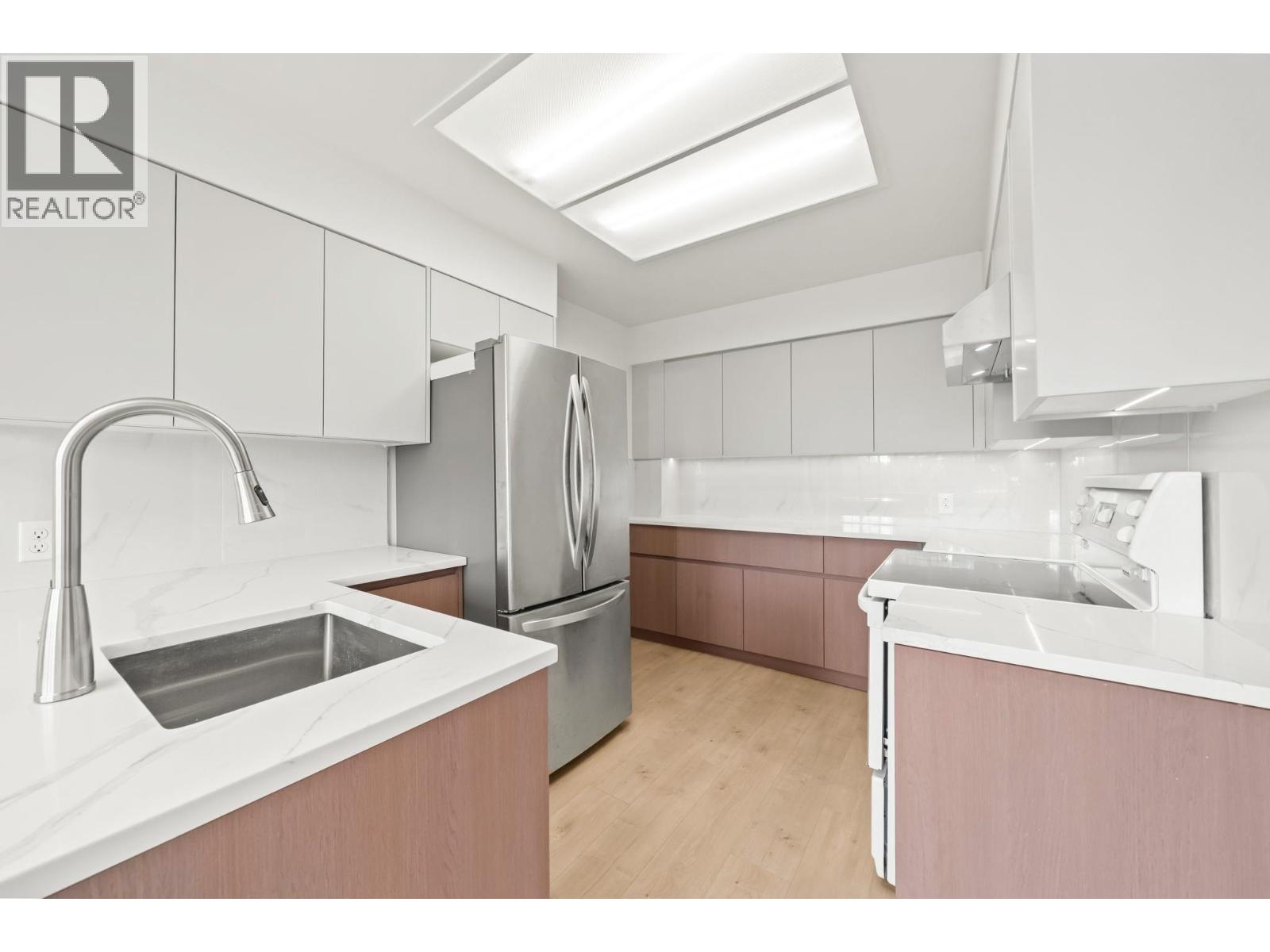 532 W 64th Avenue, Vancouver, British Columbia  V6P 2K9 - Photo 3 - R3114353