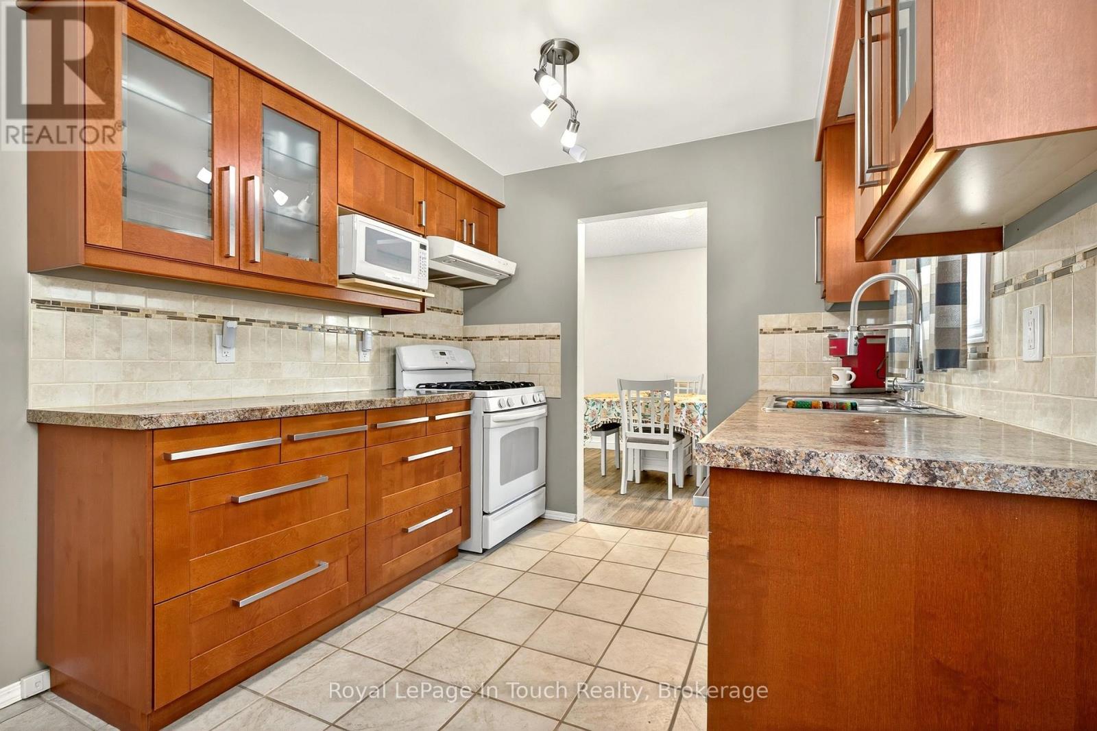 679 Simcoe Avenue, Tay, Ontario  L0K 1R0 - Photo 3 - S13429840
