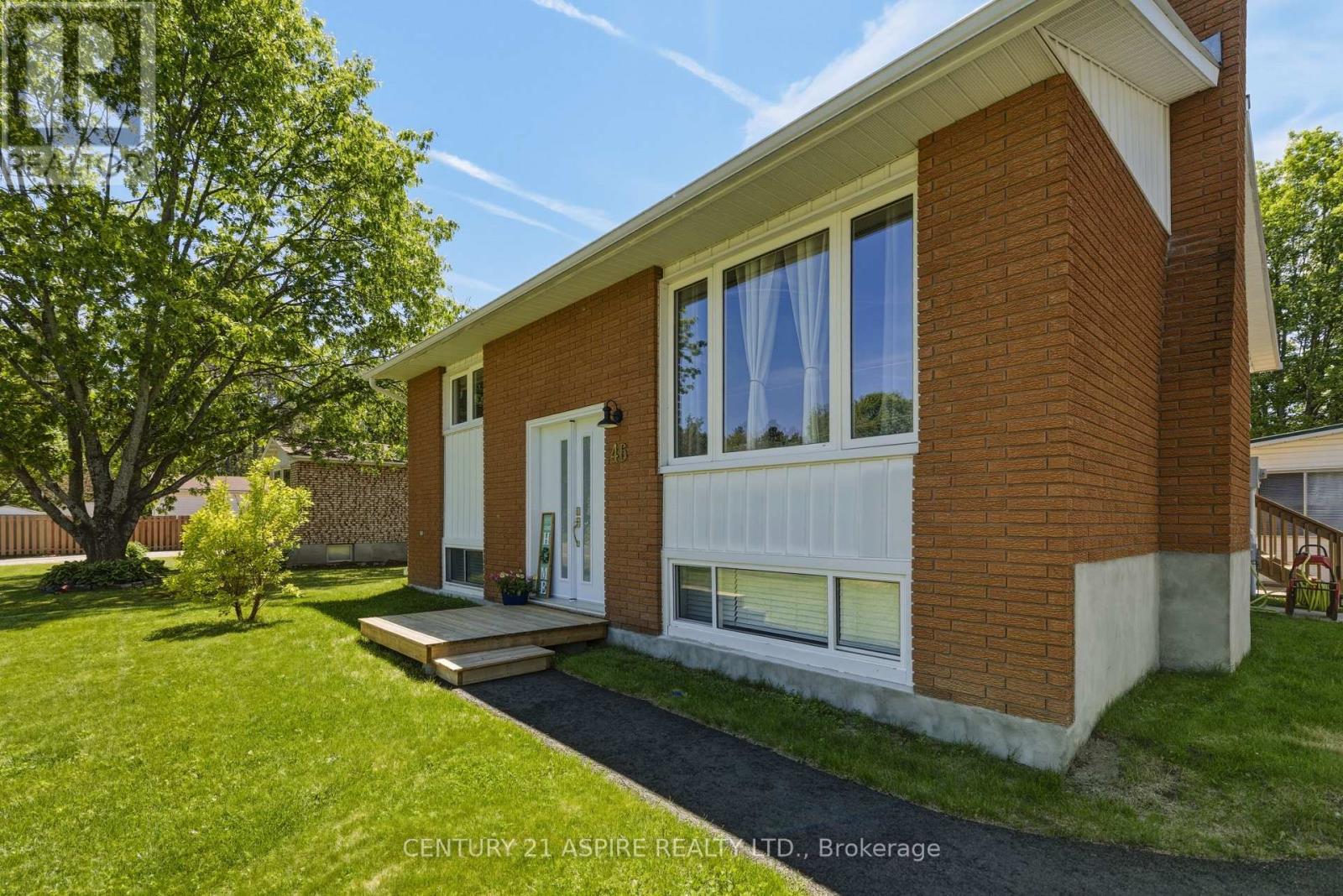 46 Cook Street, Laurentian Hills, Ontario  K0J 1J0 - Photo 2 - X13429814