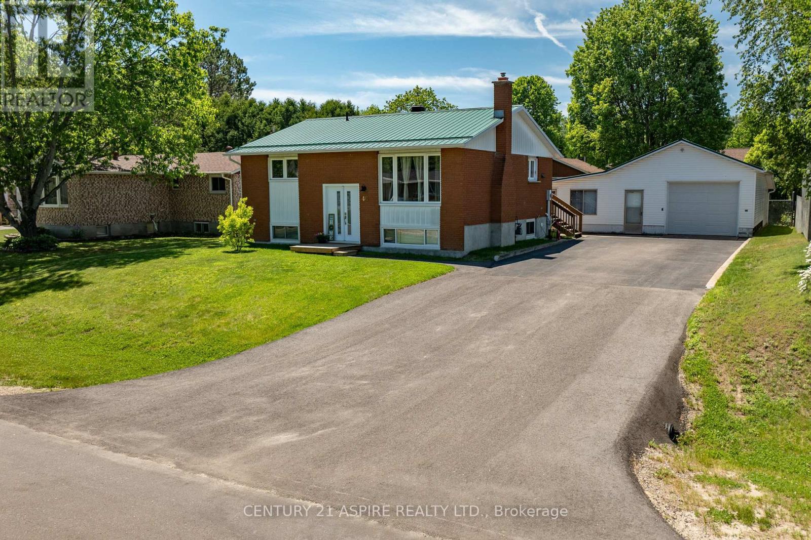 46 Cook Street, Laurentian Hills, Ontario  K0J 1J0 - Photo 3 - X13429814