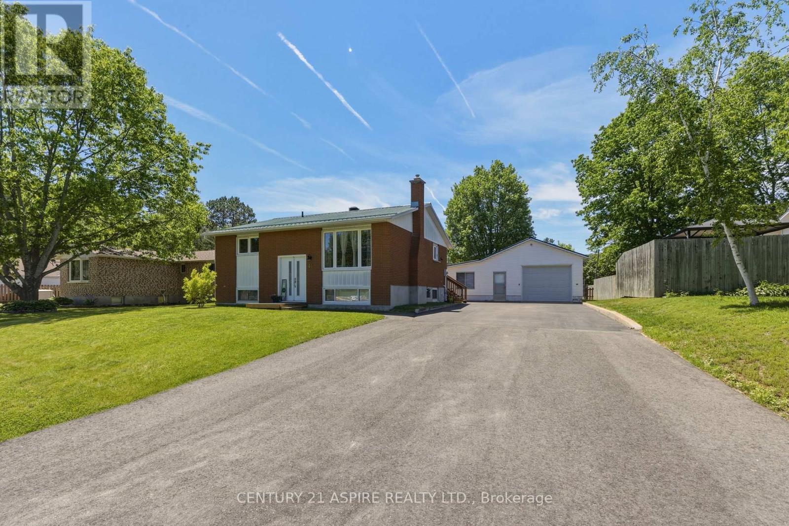 46 Cook Street, Laurentian Hills, Ontario  K0J 1J0 - Photo 4 - X13429814