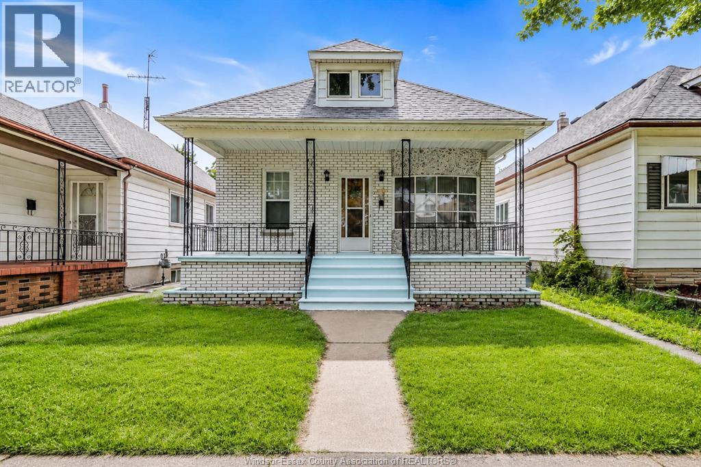383 Mcewan, Windsor, Ontario  N9B 2E5 - Photo 1 - 26013643
