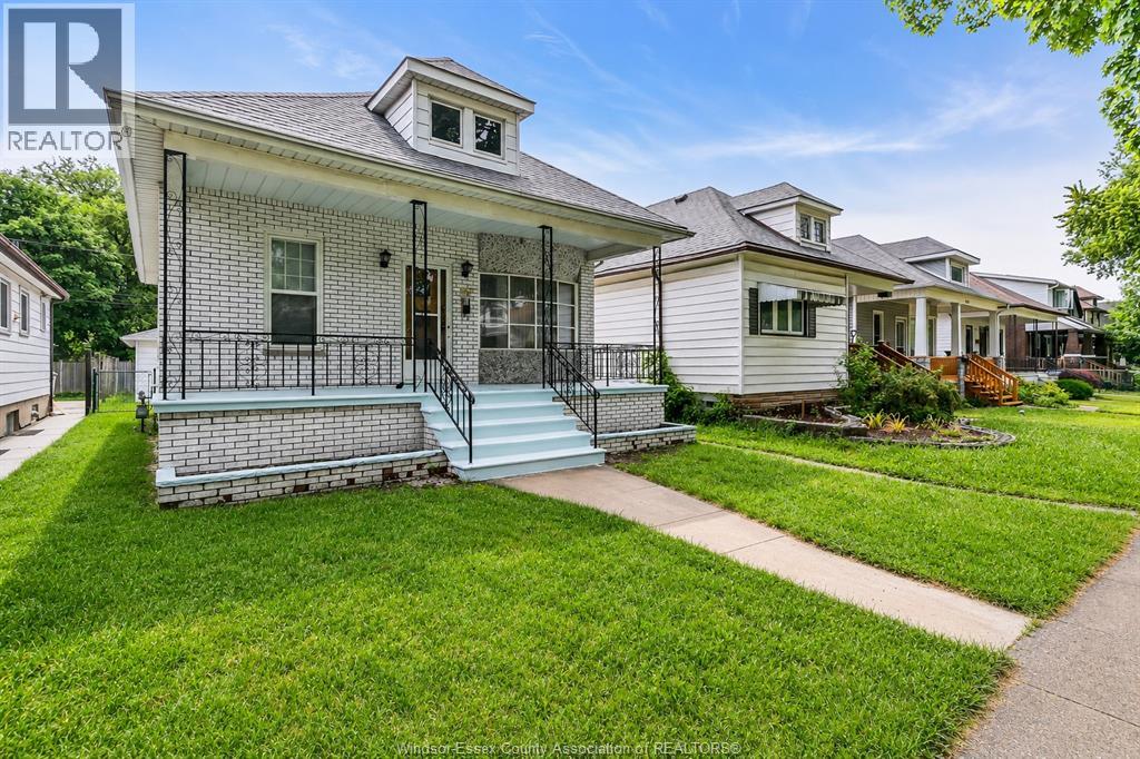 383 Mcewan, Windsor, Ontario  N9B 2E5 - Photo 2 - 26013643