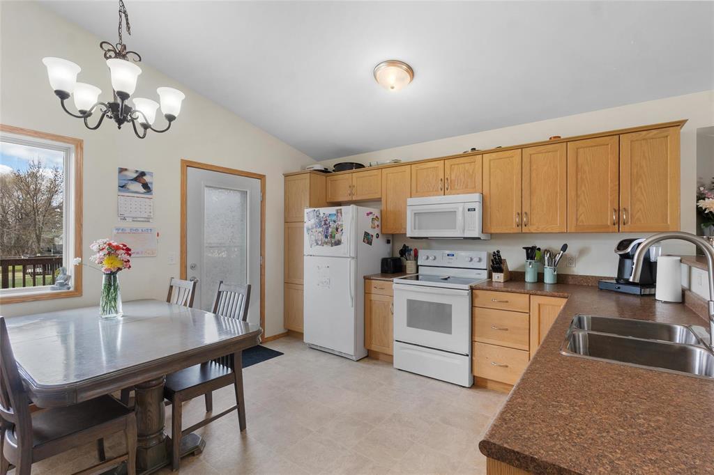 341 Notre Dame Drive, Lorette, Manitoba R5K 0Y3 - Photo 4 - 202613415